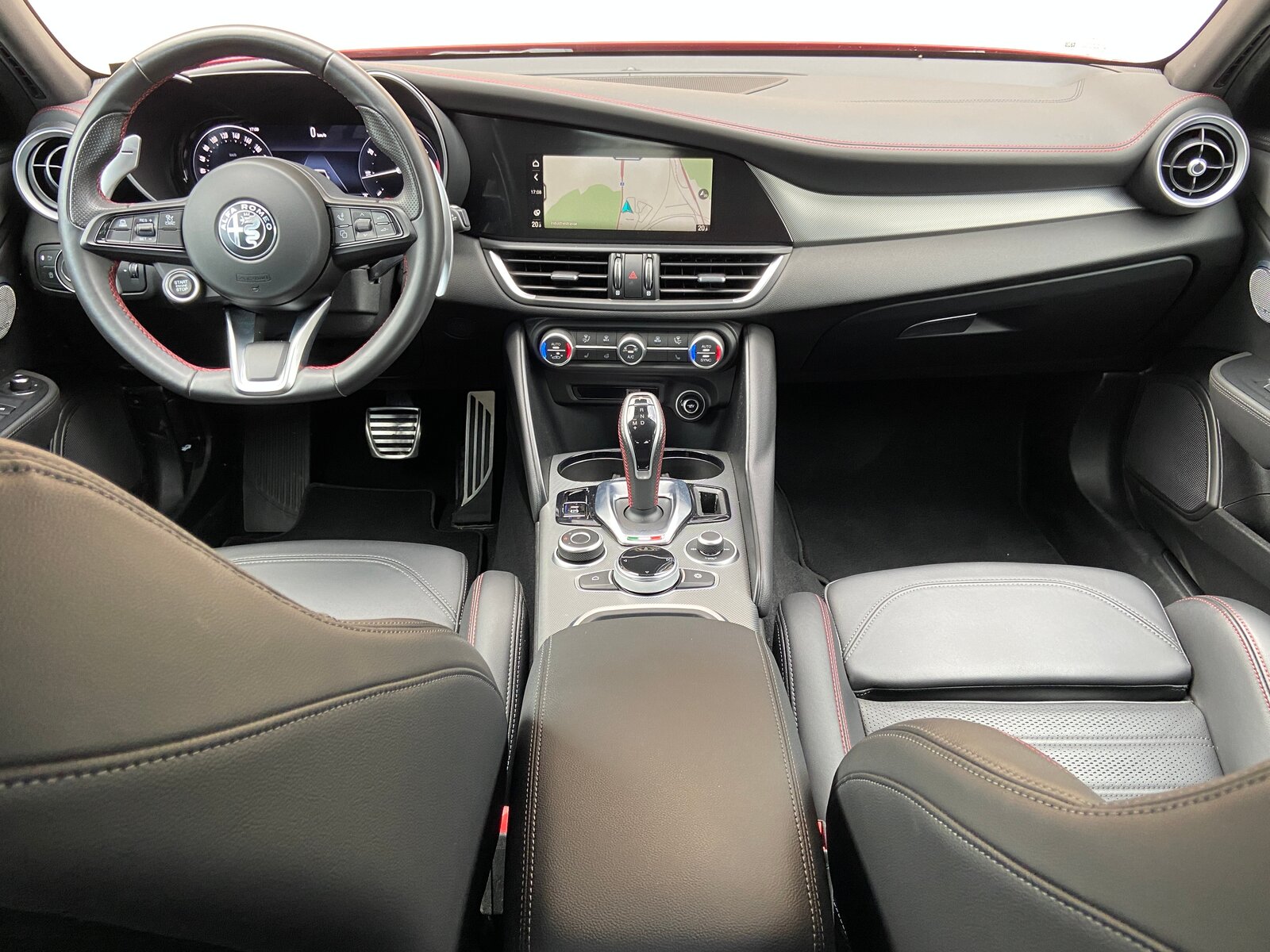 ALFA ROMEO Giulia 2.0 Competizione Q4 AT8, Petrol, Second hand / Used, Automatic - 4