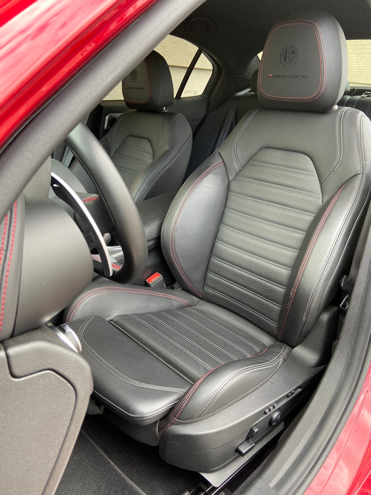 ALFA ROMEO Giulia 2.0 Competizione Q4 AT8, Petrol, Second hand / Used, Automatic - 6