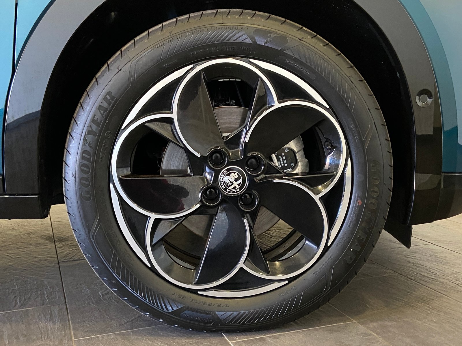 ALFA ROMEO Junior 1.2 48V Hybrid Tech Speciale Q4 - 4x4, Benzin, Neuwagen, Automatik - 4