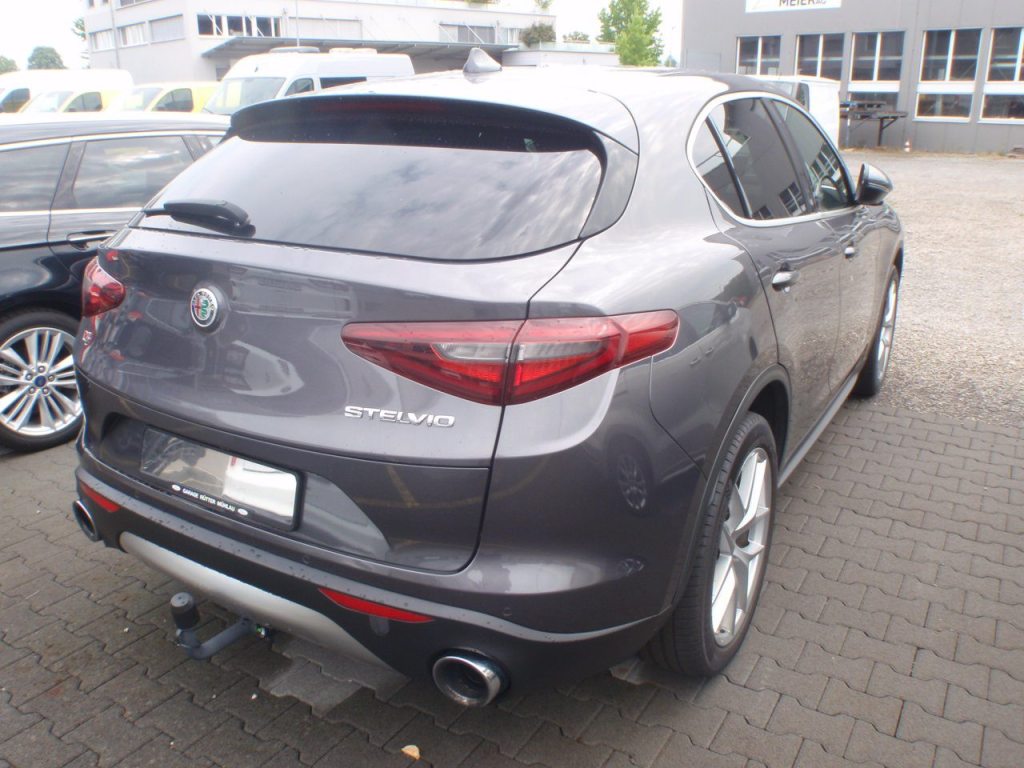 ALFA ROMEO STELVIO 2.0 Q4 280 Super, Petrol, Second hand / Used, Automatic - 3