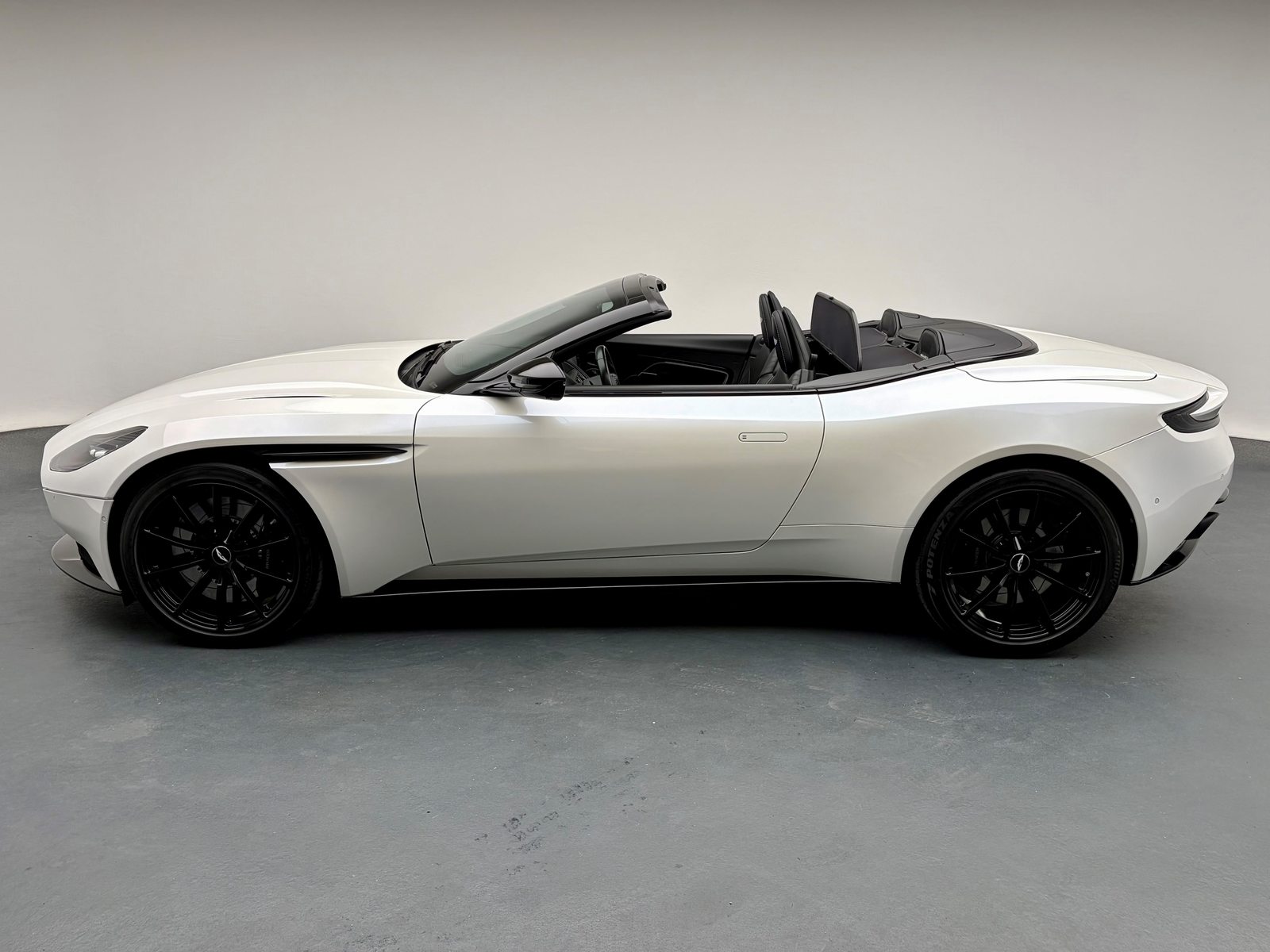 ASTON MARTIN DB11 Volante 4.0 V8 Bi-Turbo, Essence, Occasion / Utilisé, Automatique - 2