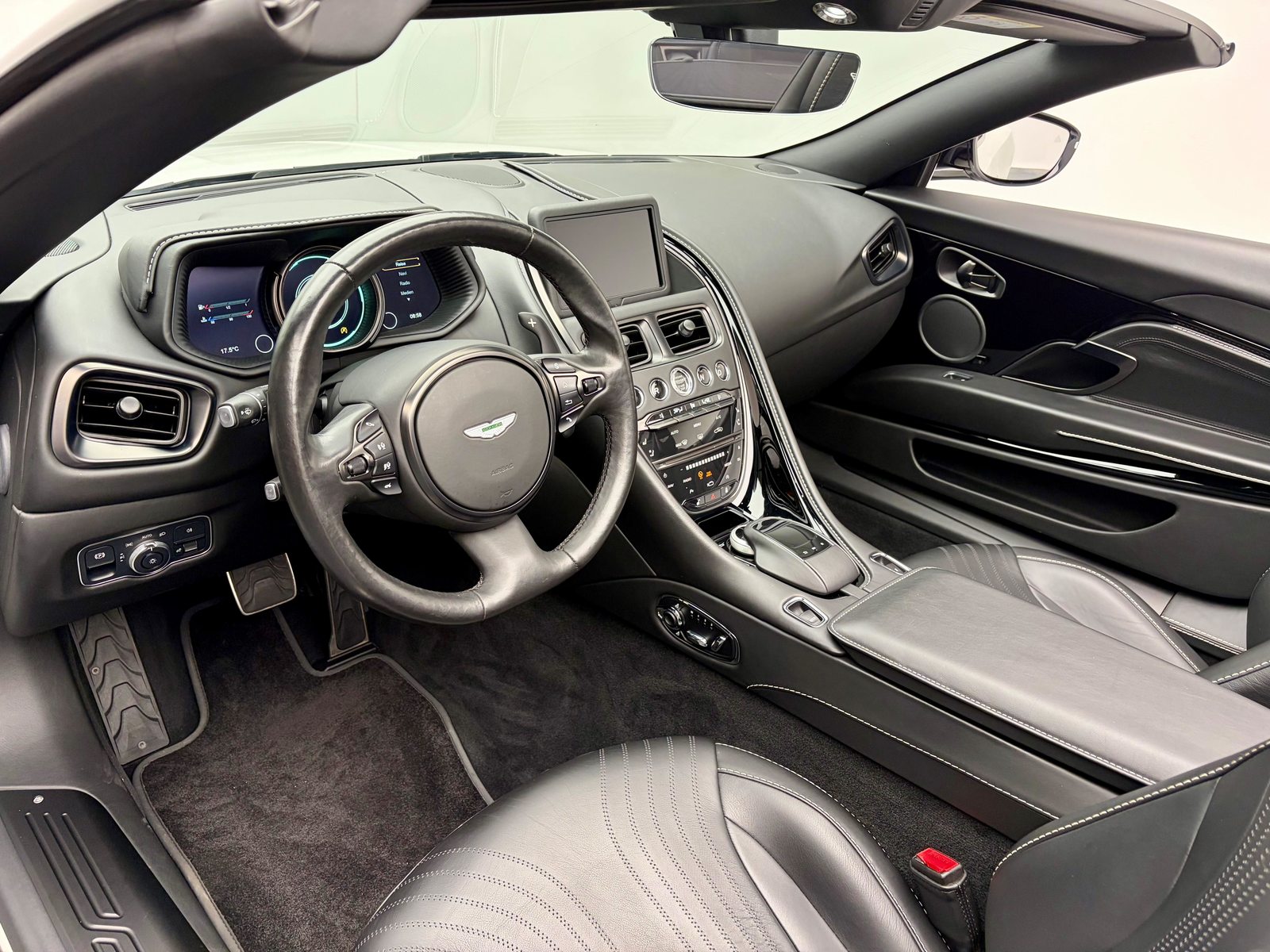 ASTON MARTIN DB11 Volante 4.0 V8 Bi-Turbo, Essence, Occasion / Utilisé, Automatique - 4