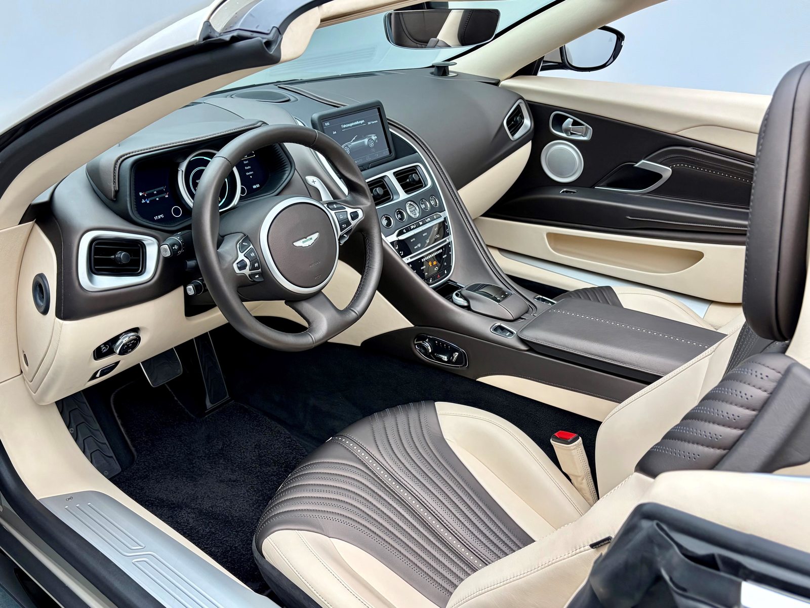 ASTON MARTIN DB11 Volante 4.0 V8 Bi-Turbo, Petrol, Second hand / Used, Automatic - 3