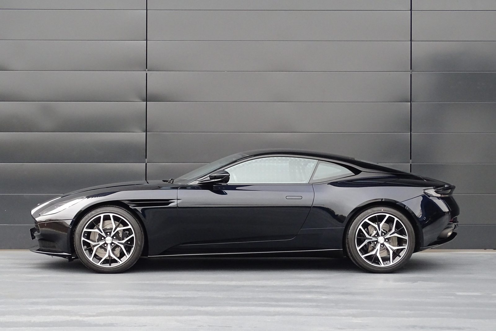 ASTON MARTIN DB11 Coupé 4.0 V8 Bi-Turbo, Benzina, Occasioni / Usate, Automatico - 2