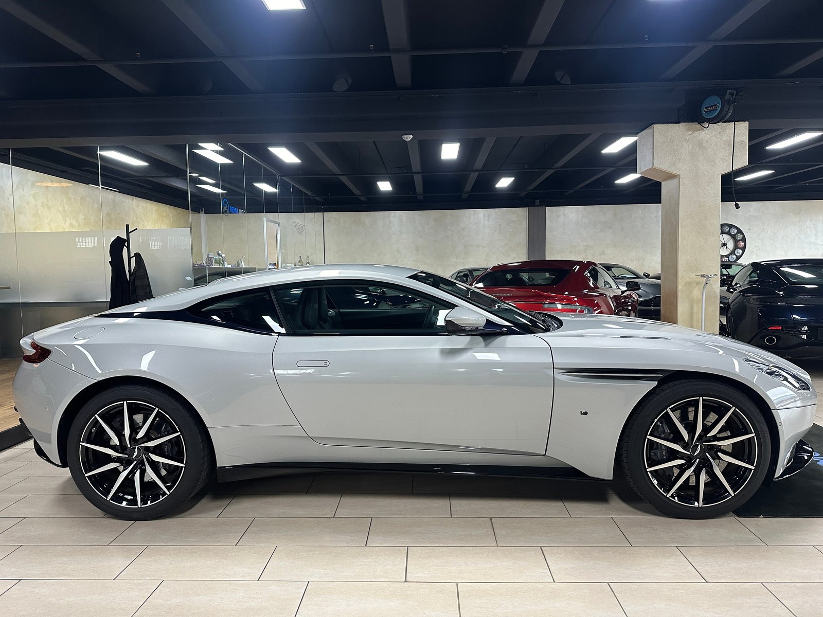 ASTON MARTIN DB11 V12 Launch Edition Touchtronic 3 AMR, Benzin, Occasion / Gebraucht, Automatik - 2