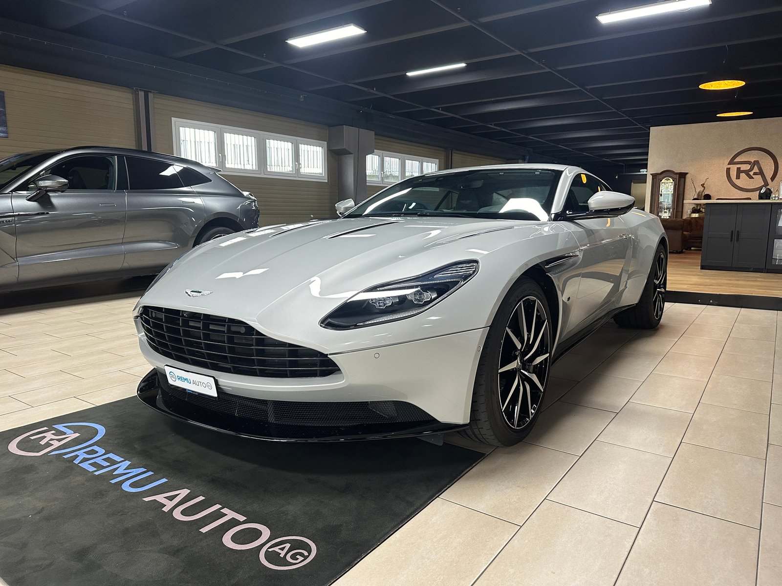 ASTON MARTIN DB11 V12 Launch Edition Touchtronic 3 AMR, Benzin, Occasion / Gebraucht, Automatik - 4