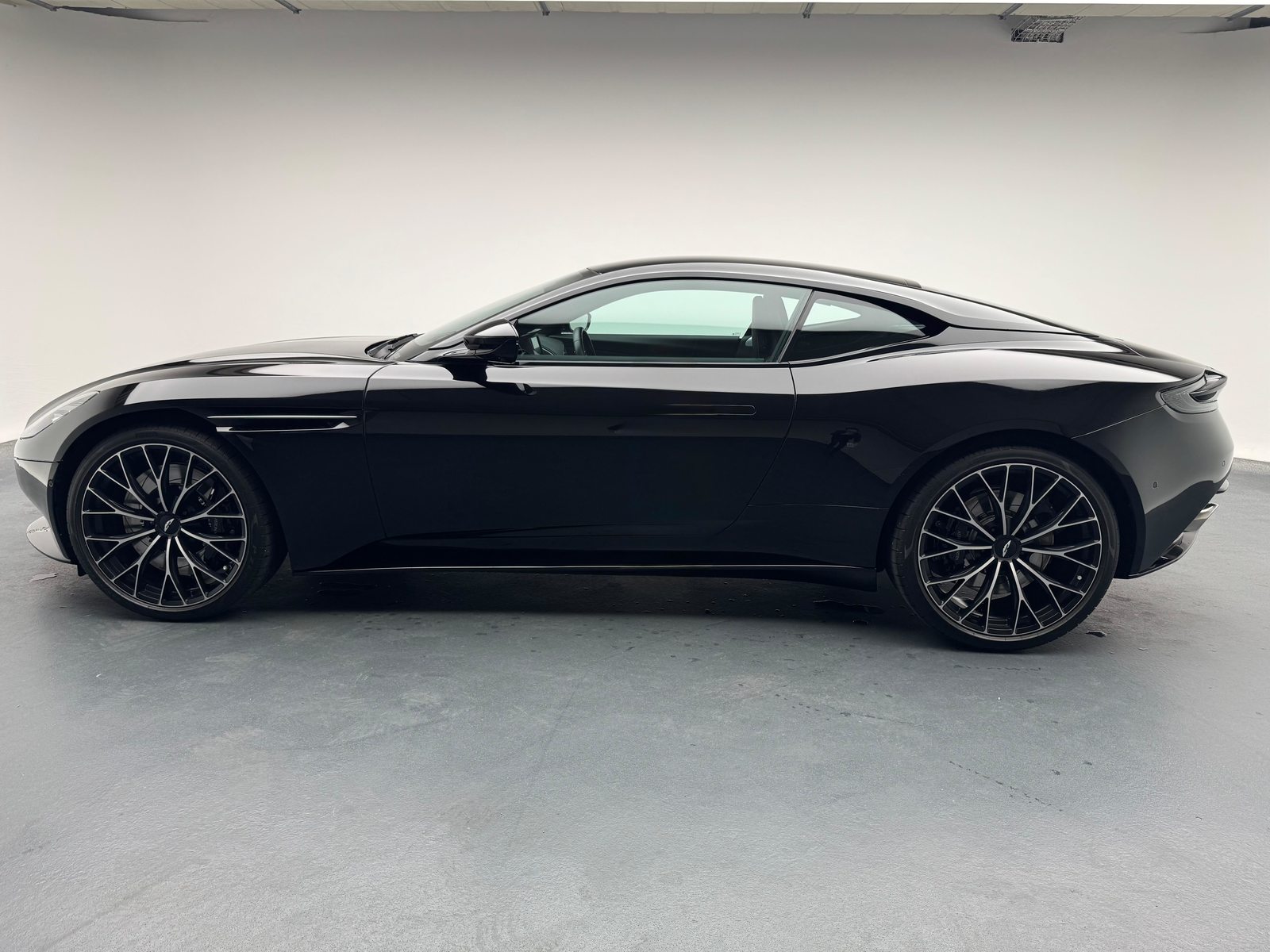 ASTON MARTIN DB11 Coupé 4.0 V8 Bi-Turbo, Benzin, Occasion / Gebraucht, Automatik - 2