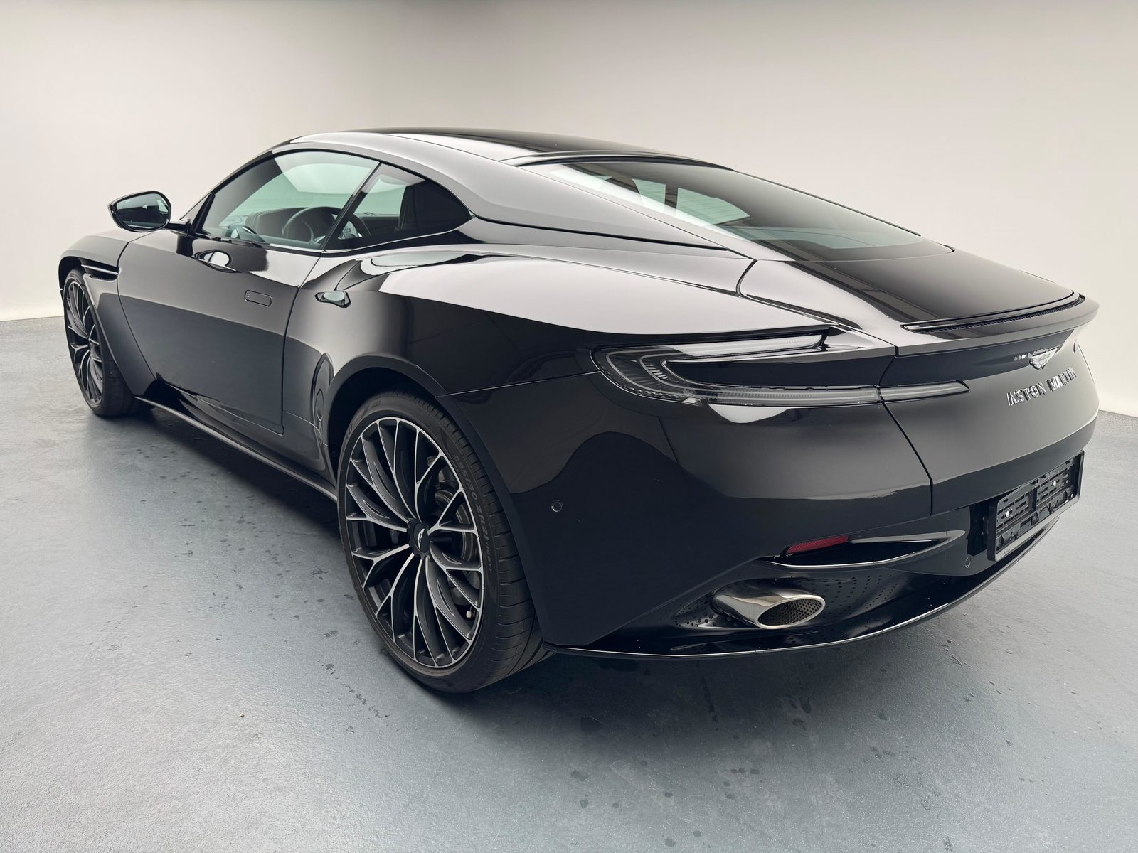 ASTON MARTIN DB11 Coupé 4.0 V8 Bi-Turbo, Benzin, Occasion / Gebraucht, Automatik - 3