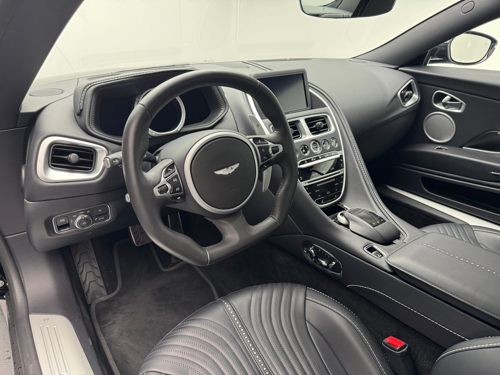 ASTON MARTIN DB11 Coupé 4.0 V8 Bi-Turbo, Benzin, Occasion / Gebraucht, Automatik - 4