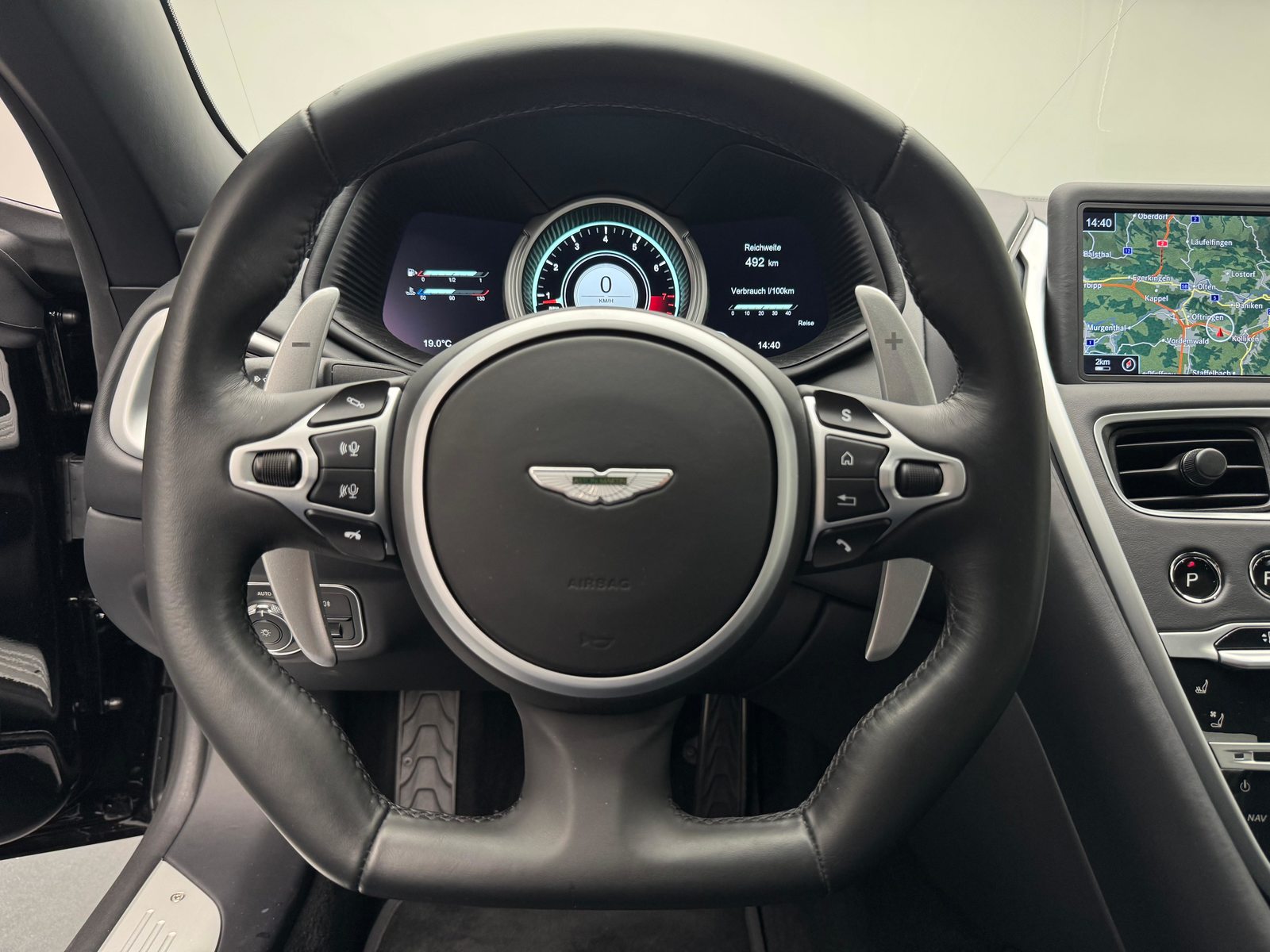 ASTON MARTIN DB11 Coupé 4.0 V8 Bi-Turbo, Benzin, Occasion / Gebraucht, Automatik - 5