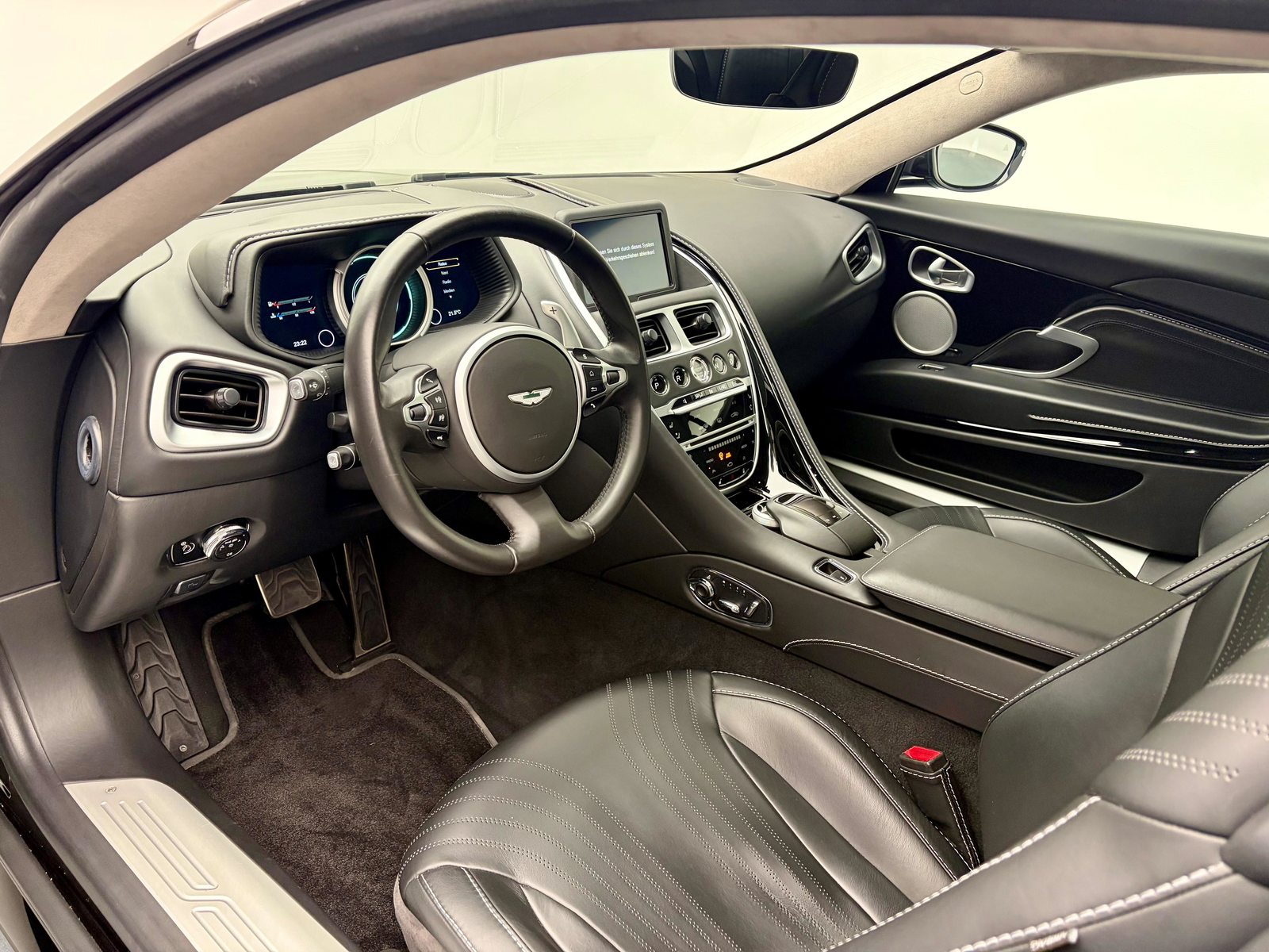 ASTON MARTIN DB11 Coupé 4.0 V8 Bi-Turbo, Petrol, Second hand / Used, Automatic - 3