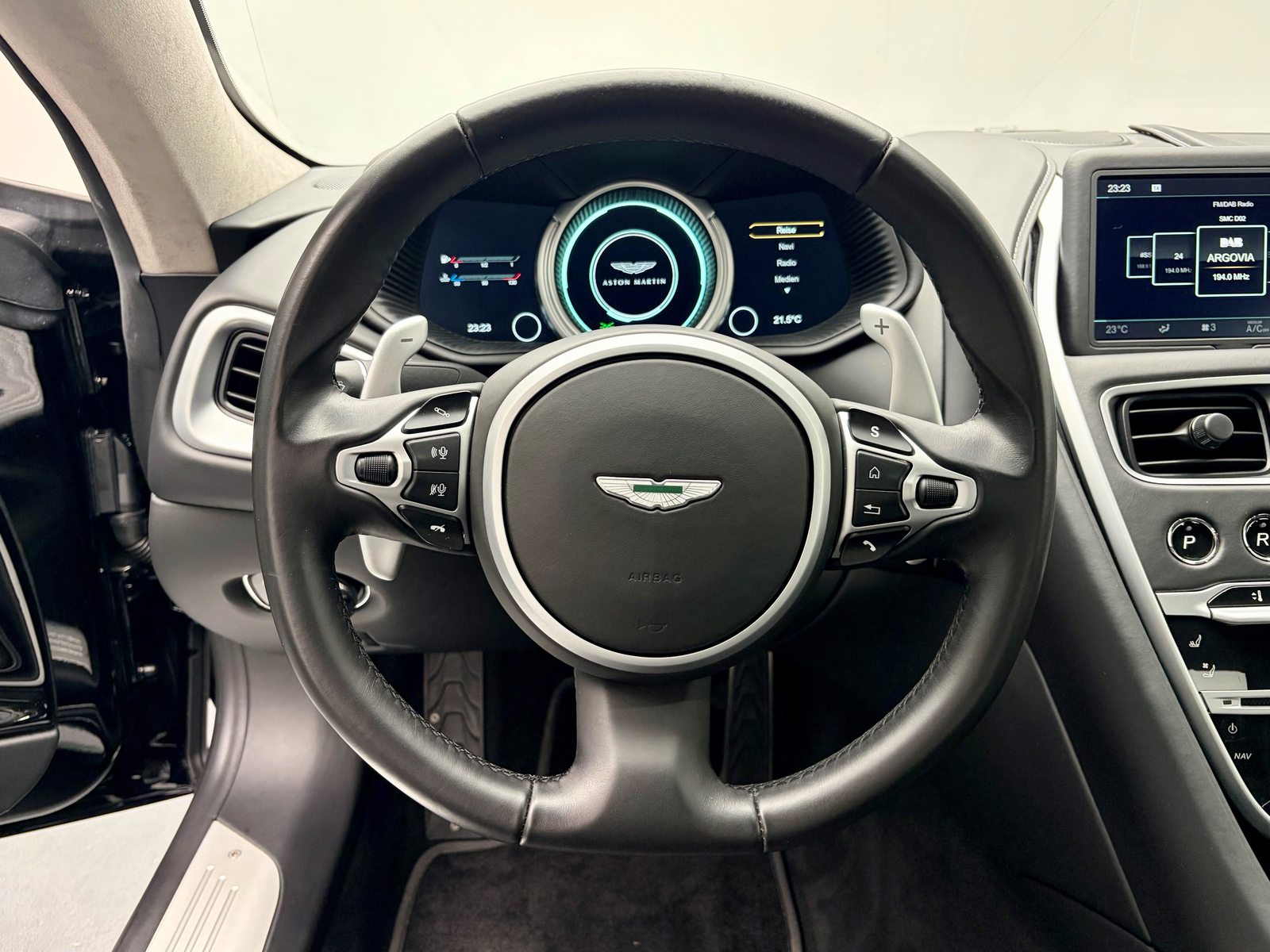 ASTON MARTIN DB11 Coupé 4.0 V8 Bi-Turbo, Petrol, Second hand / Used, Automatic - 5