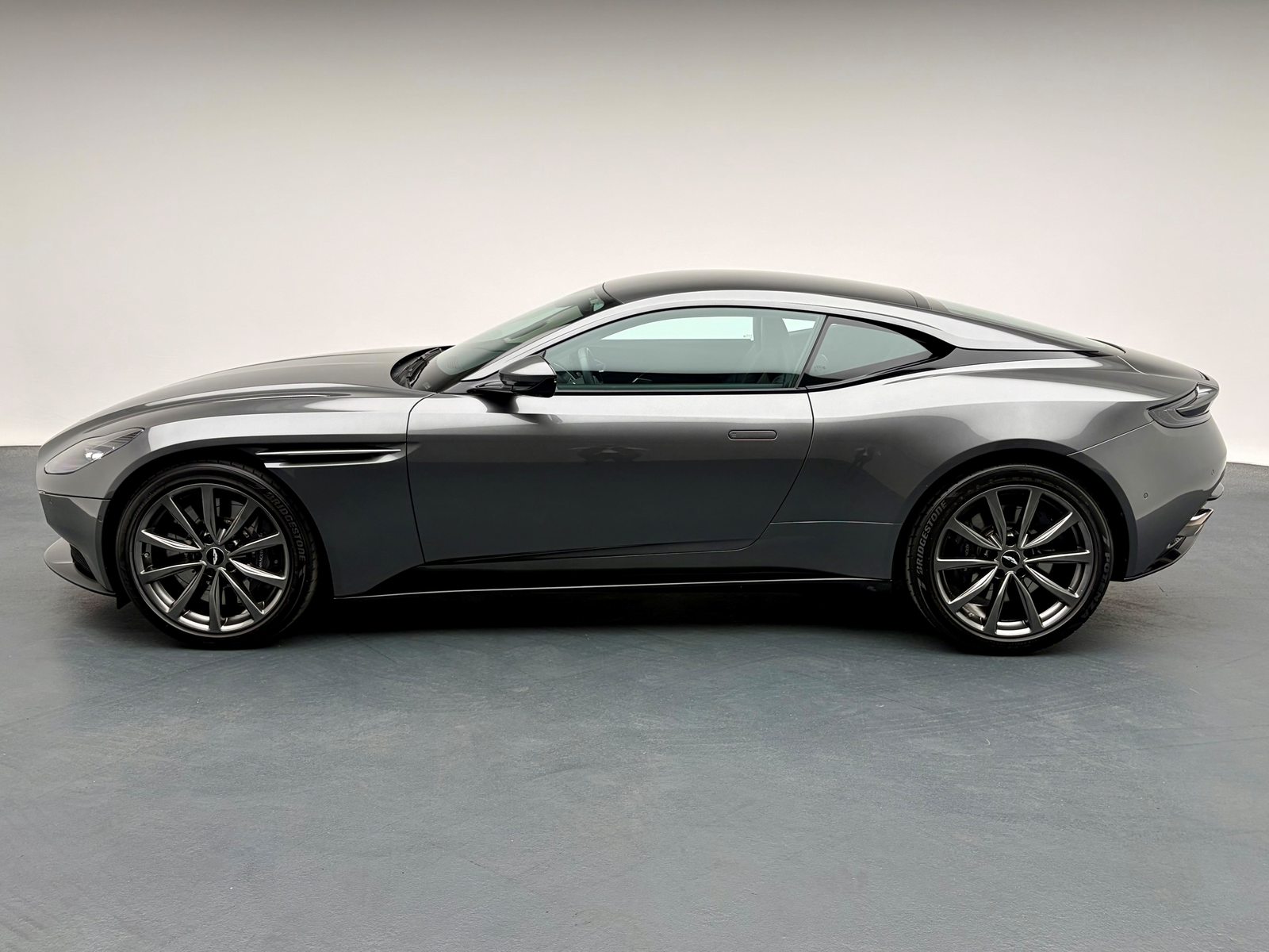 ASTON MARTIN DB11 Coupé 4.0 V8 Bi-Turbo, Essence, Occasion / Utilisé, Automatique - 2