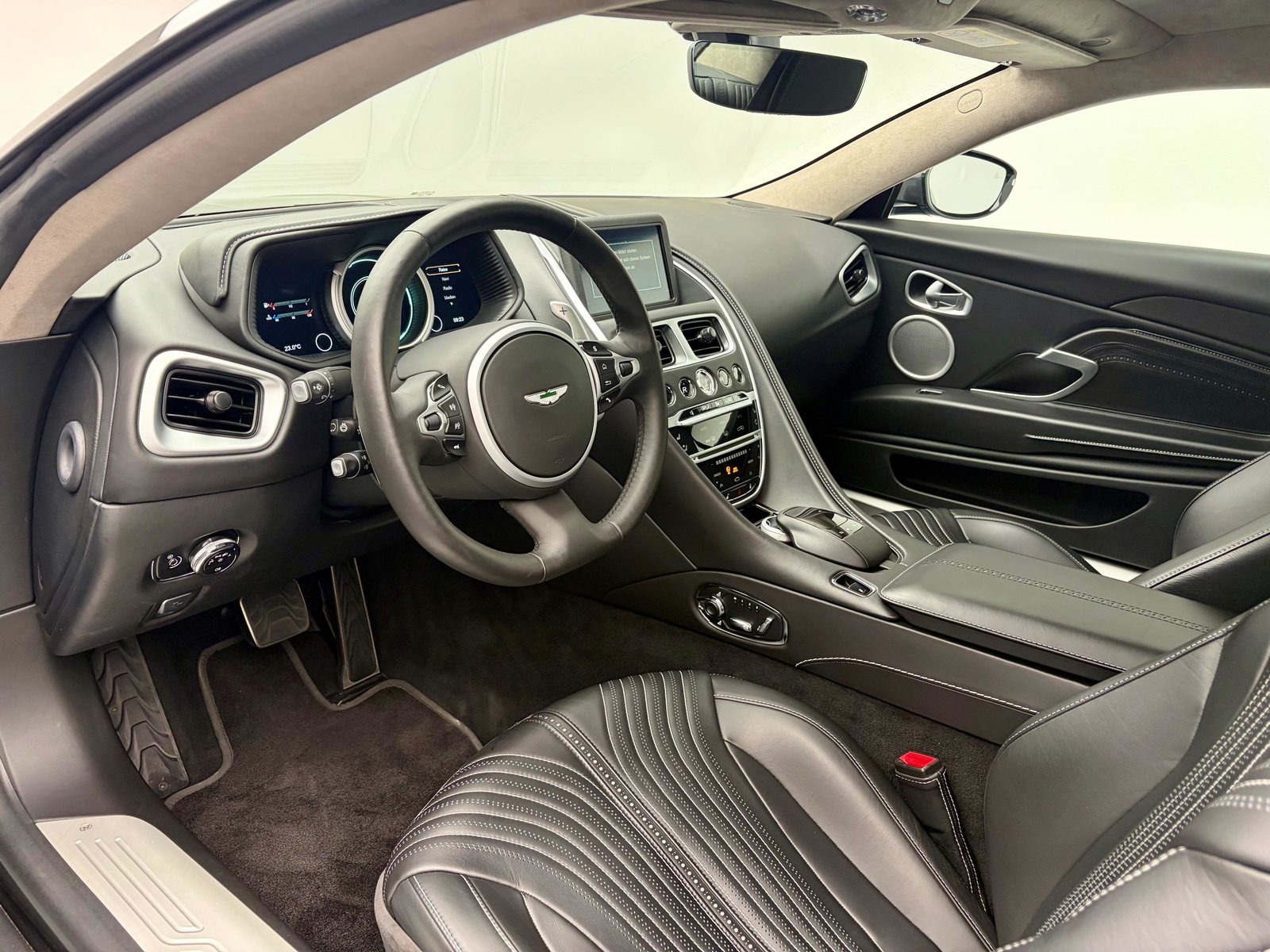 ASTON MARTIN DB11 Coupé 4.0 V8 Bi-Turbo, Essence, Occasion / Utilisé, Automatique - 4
