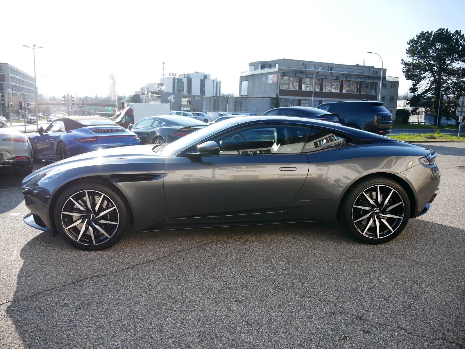 ASTON MARTIN DB11 V8 Touchtronic 3, Benzin, Occasion / Gebraucht, Automatik - 2