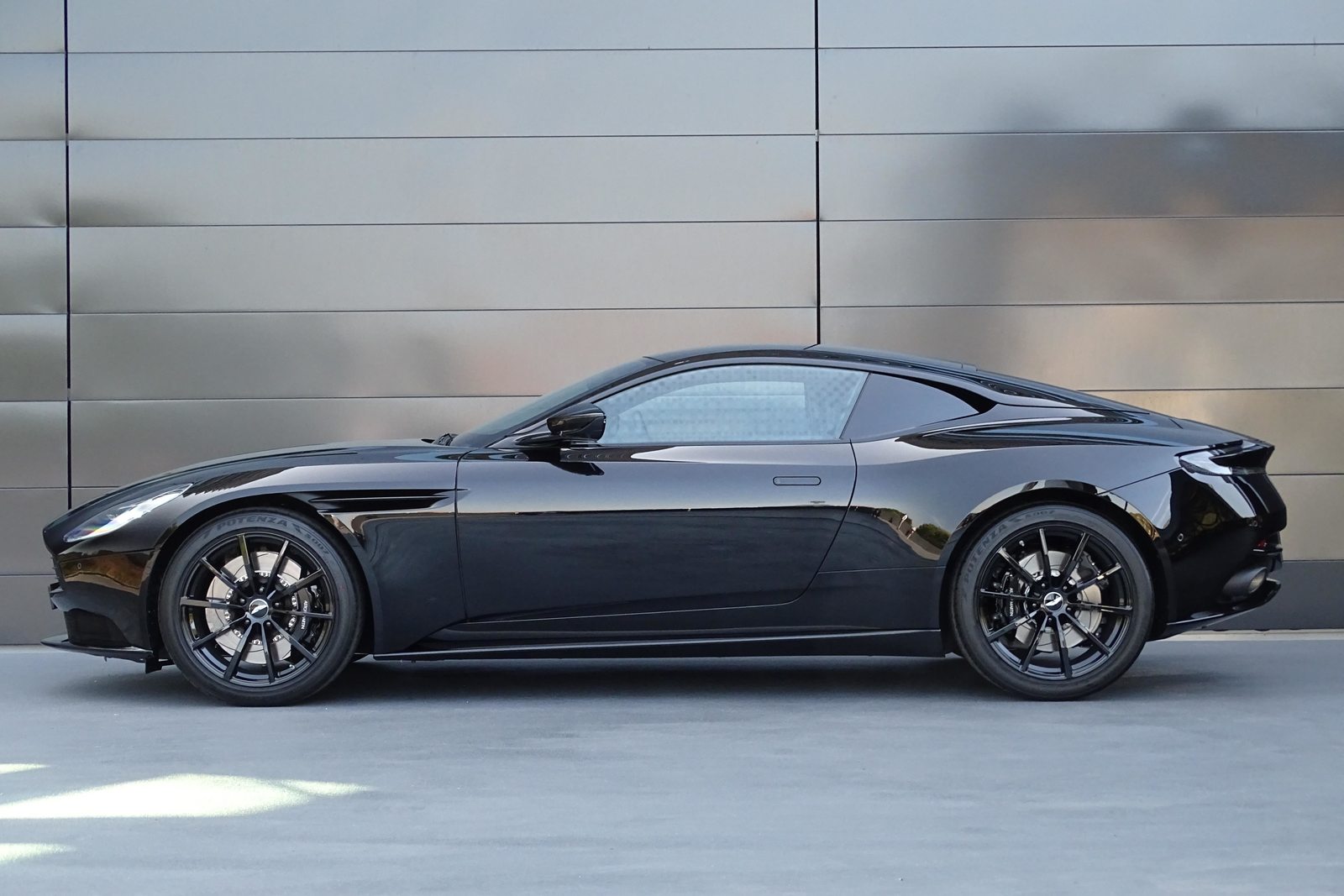 ASTON MARTIN DB11 Coupé 5.2 V12 Bi-Turbo AMR, Benzin, Occasion / Gebraucht, Automatik - 2