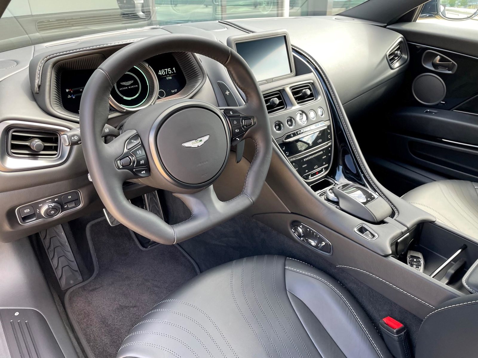 ASTON MARTIN DB11 Coupé 5.2 V12 Bi-Turbo AMR, Benzin, Occasion / Gebraucht, Automatik - 6