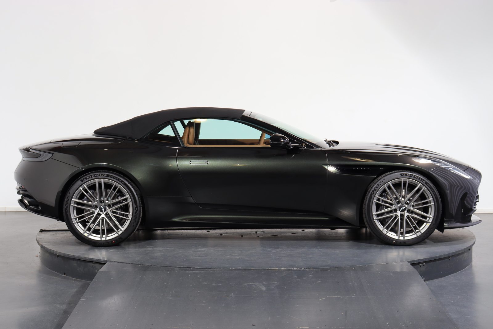 ASTON MARTIN DB12 Volante 4.0 V8 Bi-Turbo, Benzina, Auto nuove, Automatico - 2