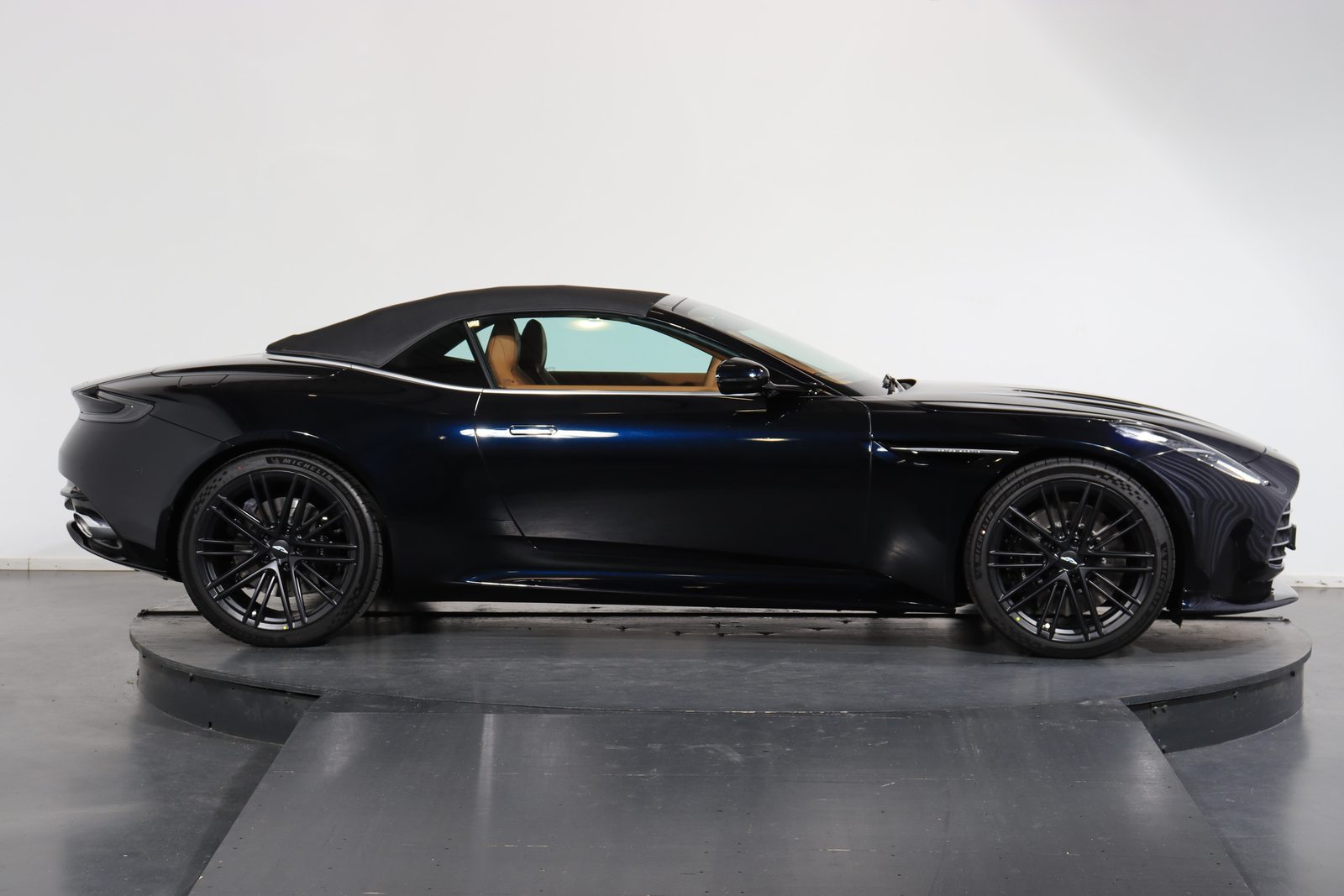 ASTON MARTIN DB12 Volante 4.0 V8 Bi-Turbo, Petrol, New car, Automatic - 2