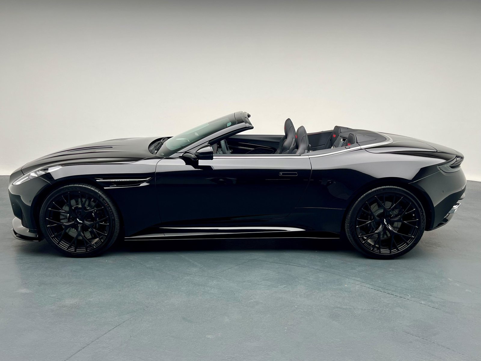 ASTON MARTIN DB12 Volante 4.0 V8 Bi-Turbo, Petrol, New car, Automatic - 2