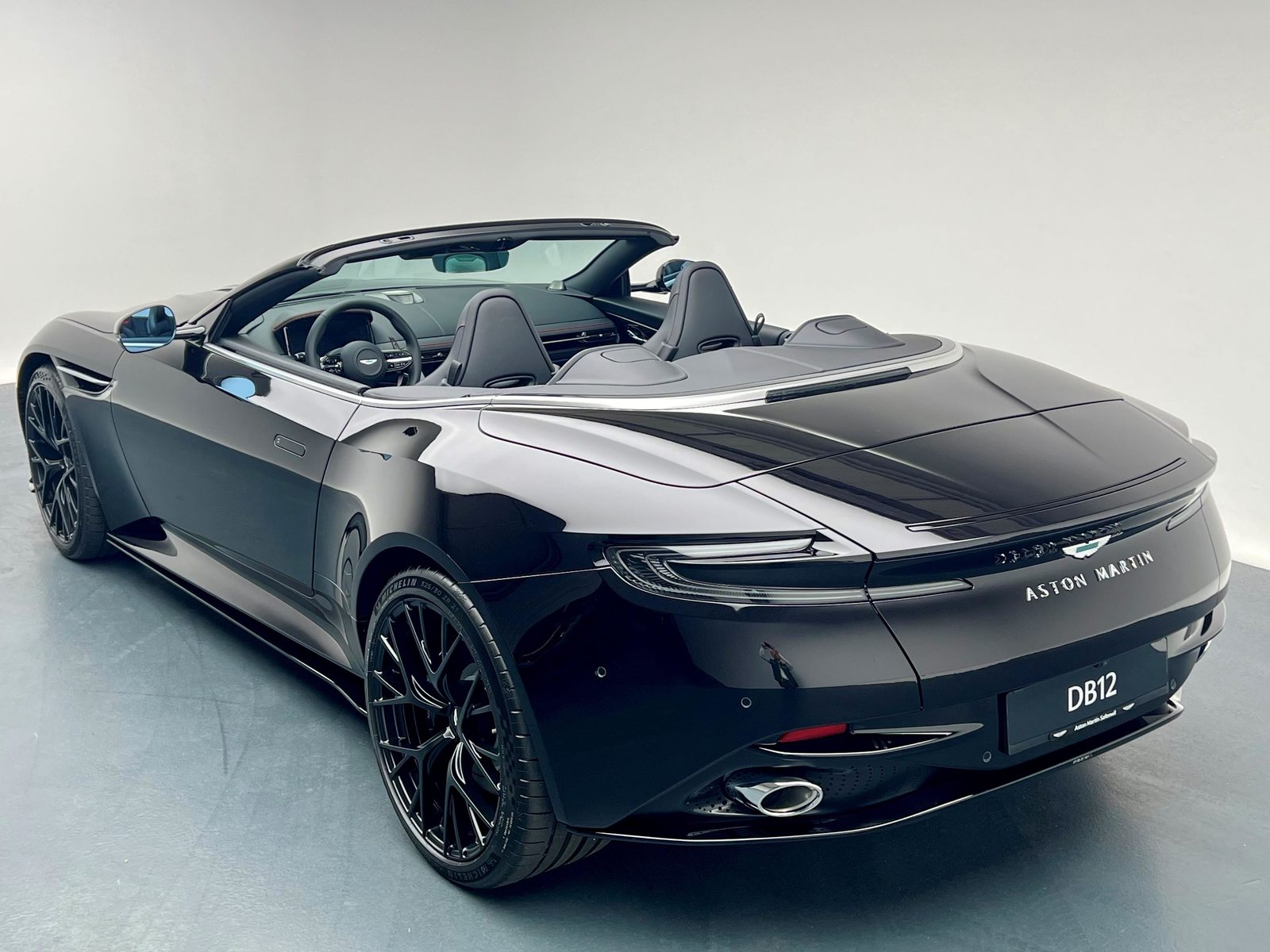 ASTON MARTIN DB12 Volante 4.0 V8 Bi-Turbo, Petrol, New car, Automatic - 3