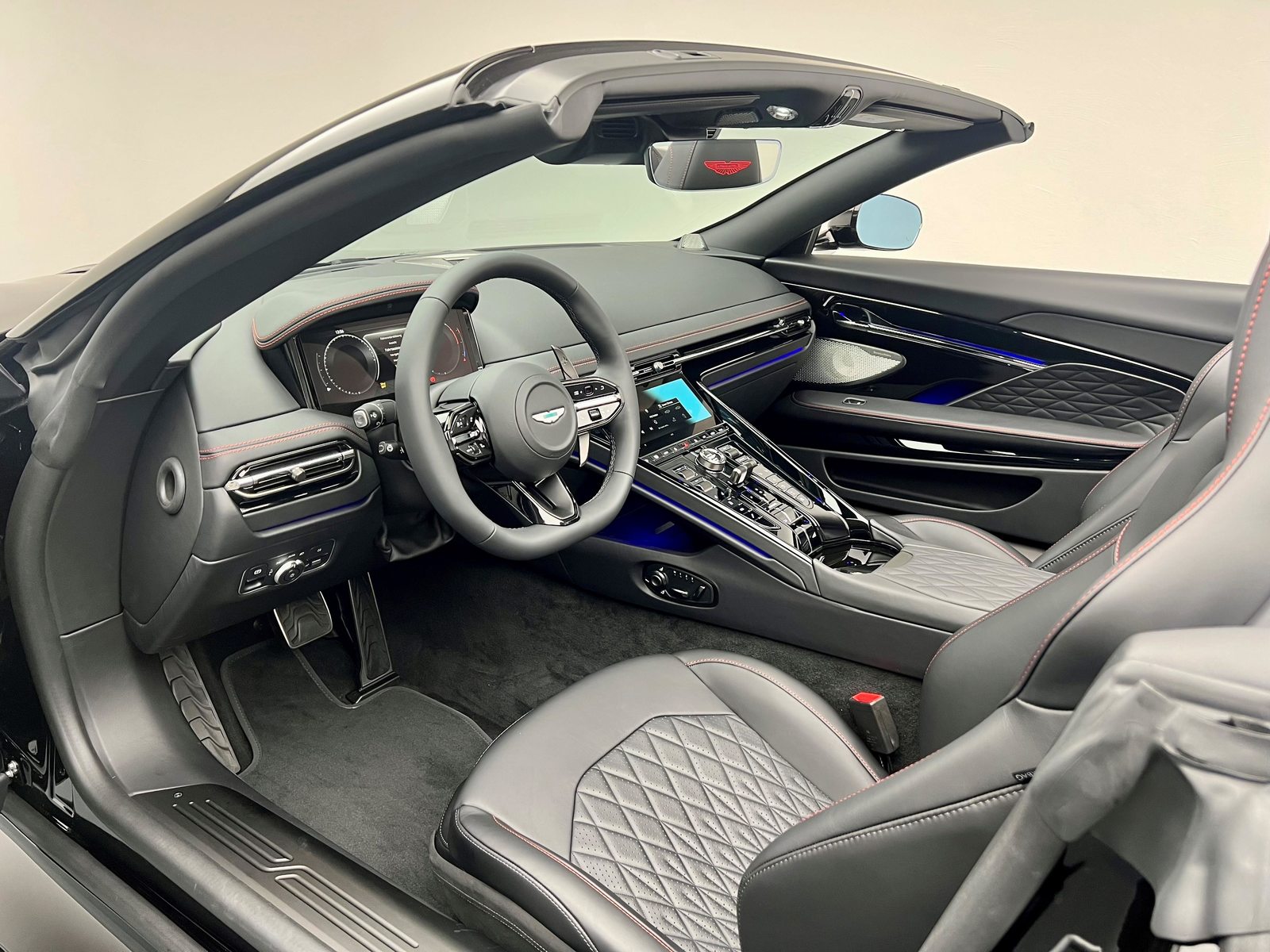 ASTON MARTIN DB12 Volante 4.0 V8 Bi-Turbo, Petrol, New car, Automatic - 4