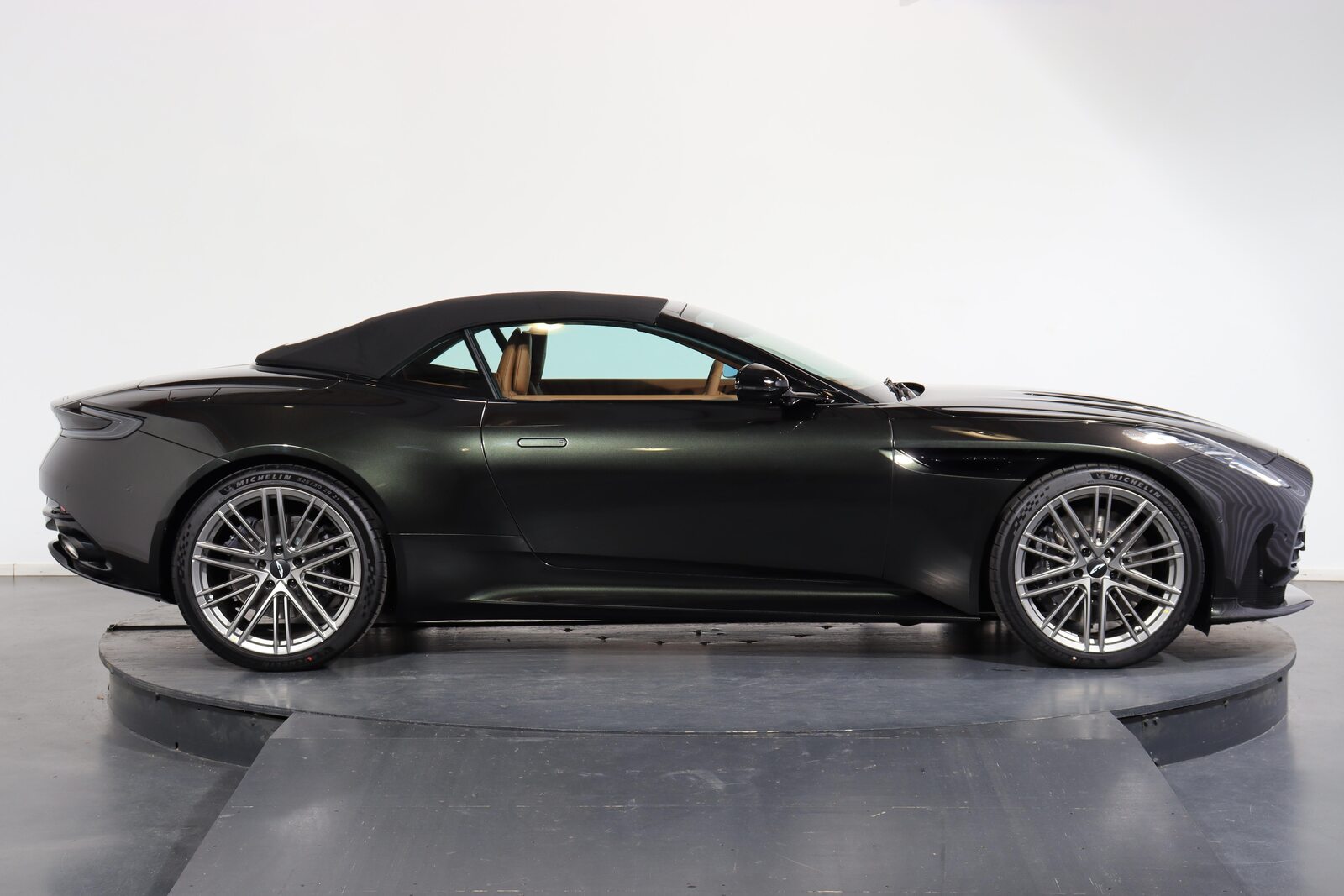 ASTON MARTIN DB12 Volante 4.0 V8 Bi-Turbo, Petrol, New car, Automatic - 2