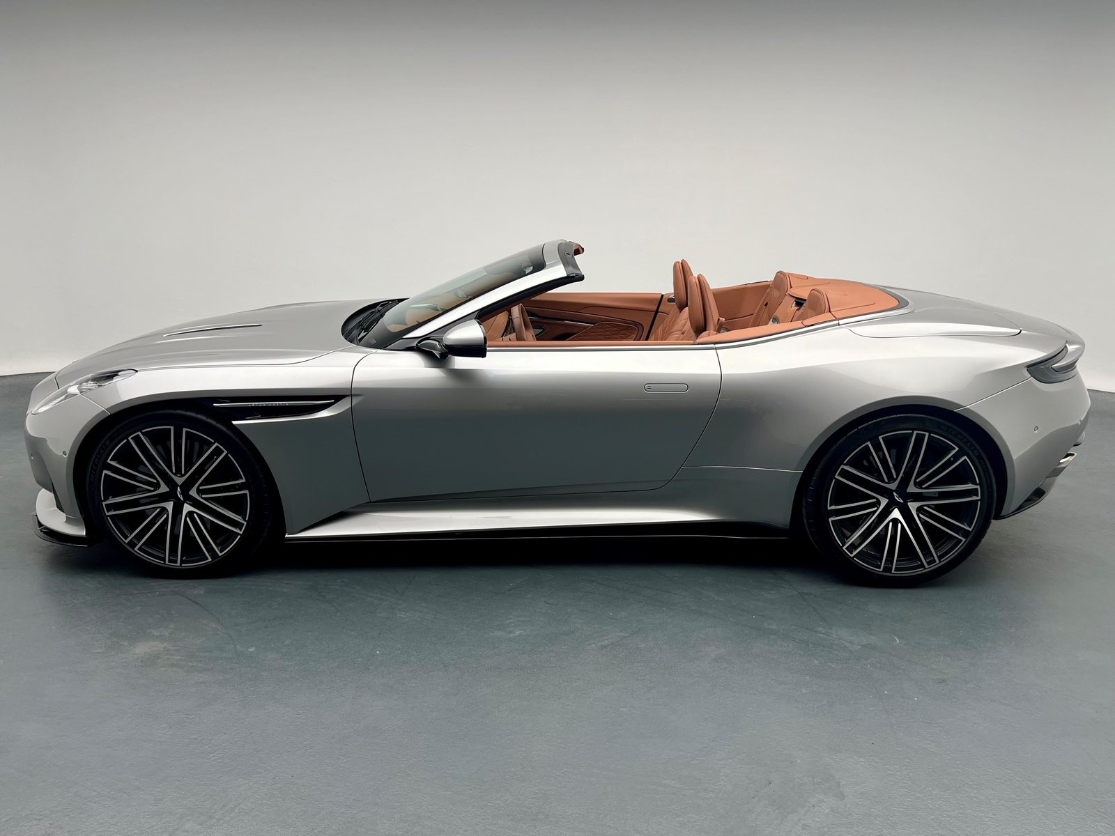 ASTON MARTIN DB12 Volante 4.0 V8 Bi-Turbo, Essence, Occasion / Utilisé, Automatique - 2