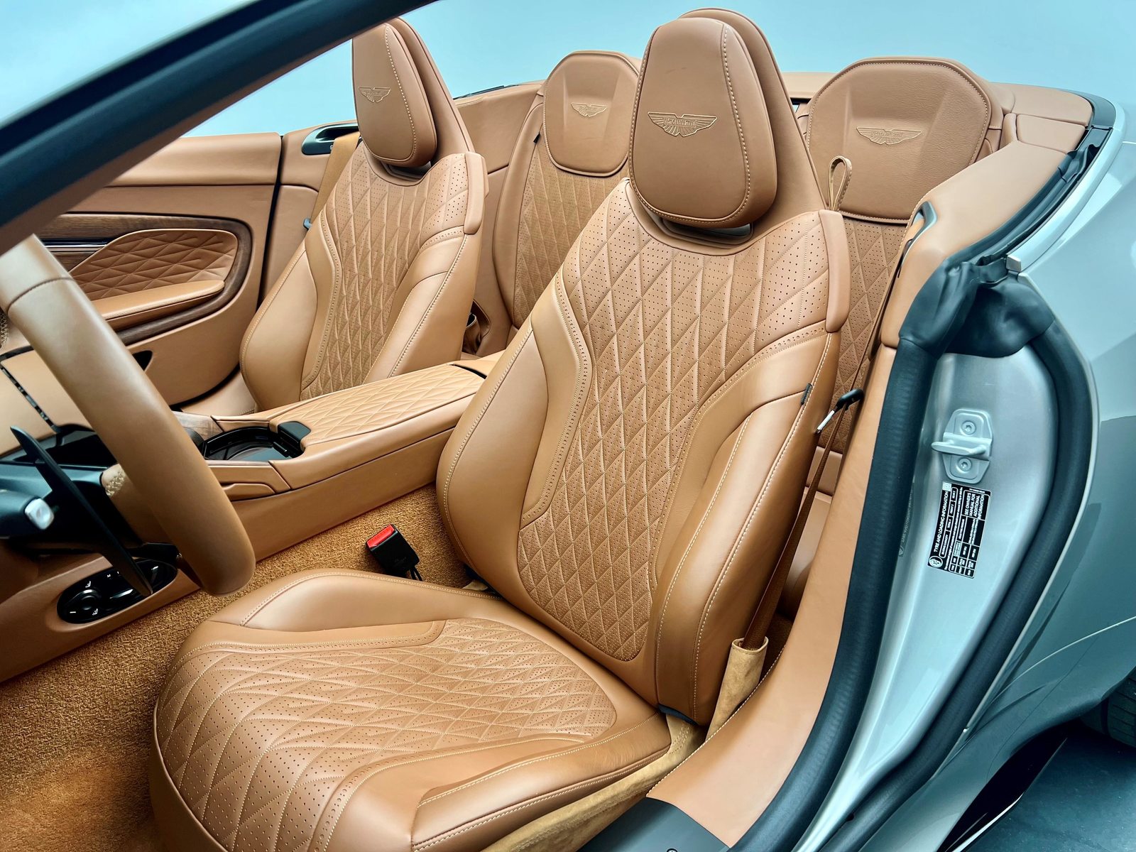 ASTON MARTIN DB12 Volante 4.0 V8 Bi-Turbo, Essence, Occasion / Utilisé, Automatique - 6