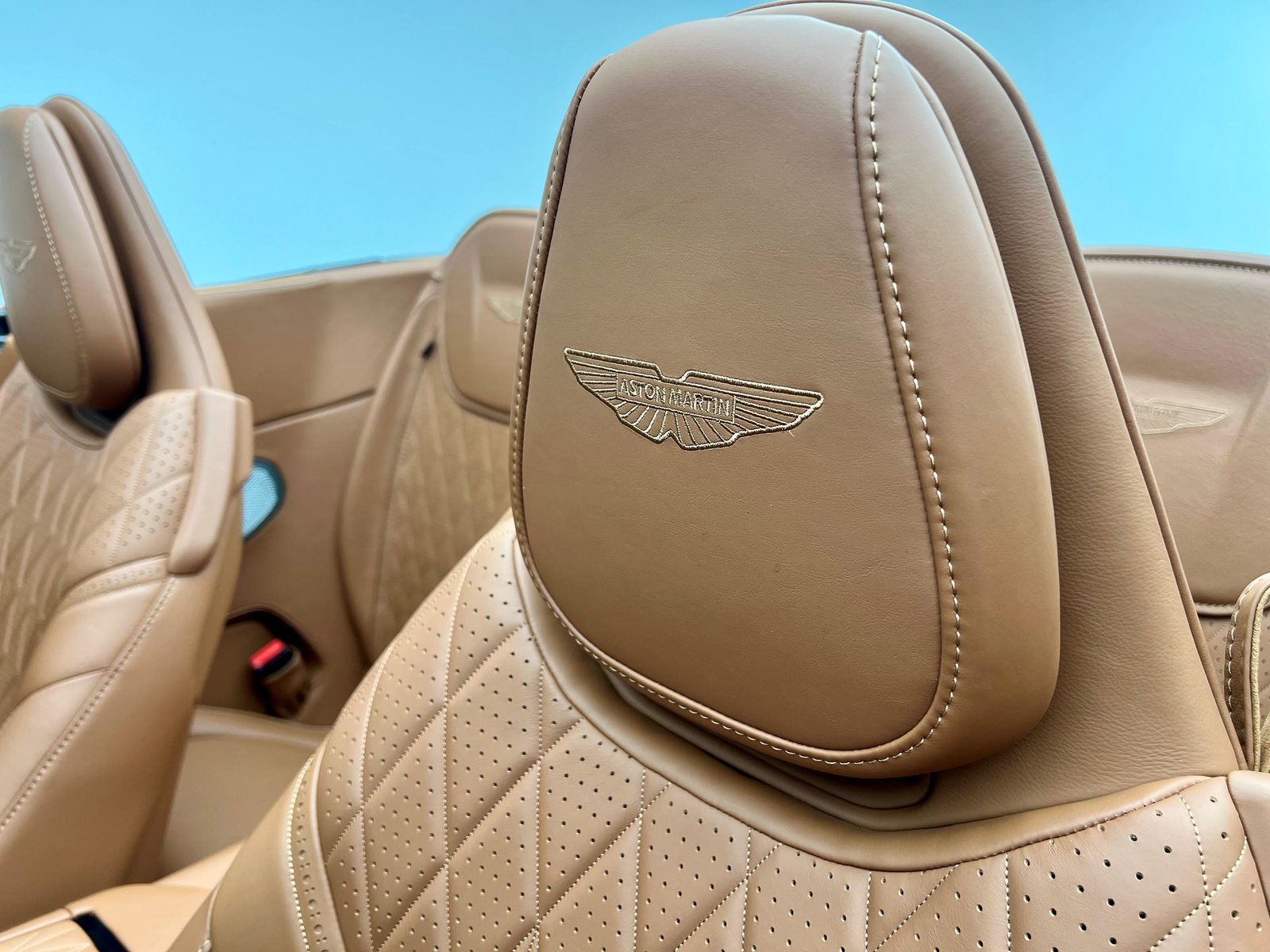 ASTON MARTIN DB12 Volante 4.0 V8 Bi-Turbo, Essence, Occasion / Utilisé, Automatique - 7