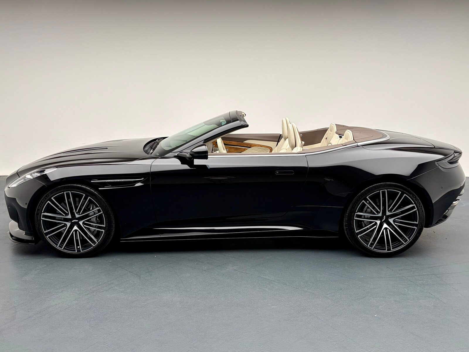 ASTON MARTIN DB12 Volante 4.0 V8 Bi-Turbo, Benzina, Occasioni / Usate, Automatico - 2