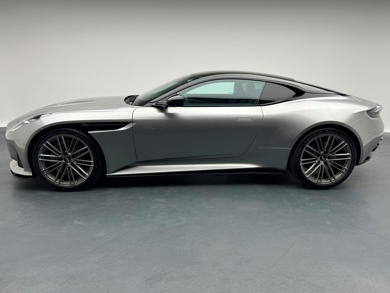 ASTON MARTIN DB12 Coupé 4.0 V8 Bi-Turbo, Essence, Voiture nouvelle, Automatique - 2