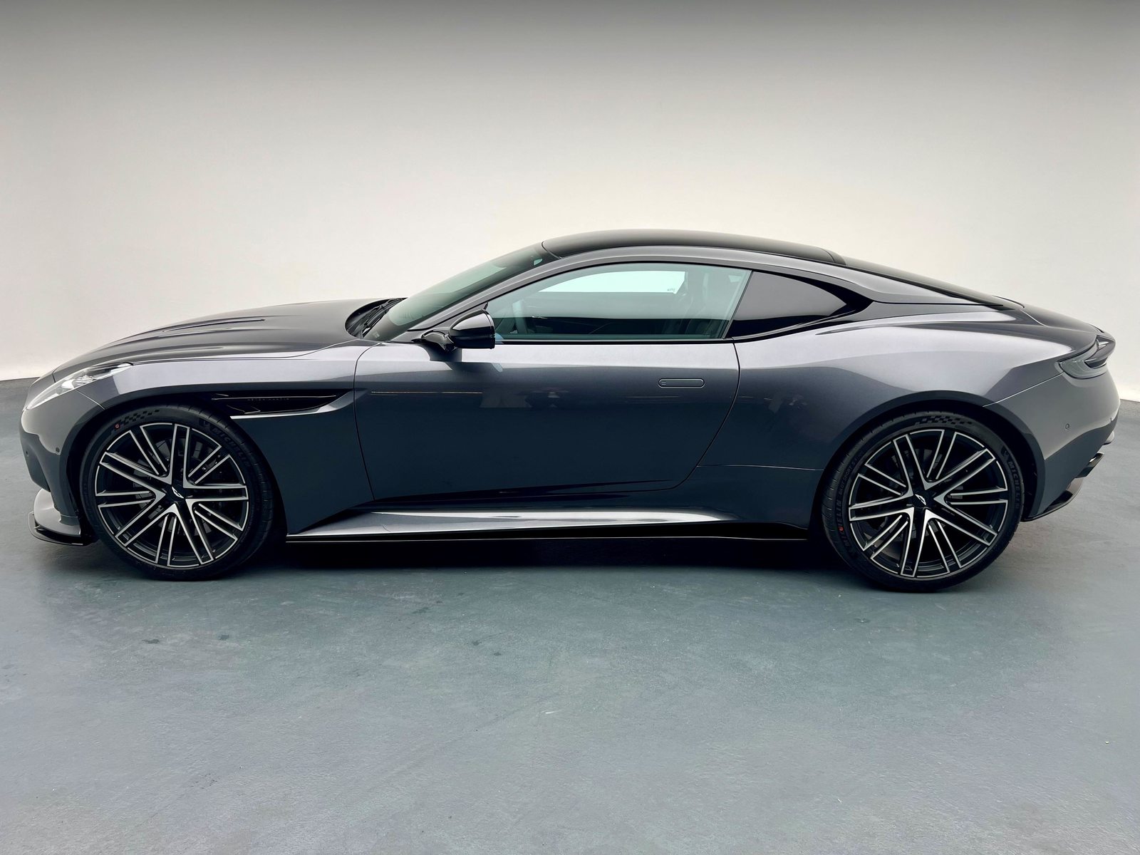 ASTON MARTIN DB12 Coupé 4.0 V8 Bi-Turbo, Petrol, New car, Automatic - 2