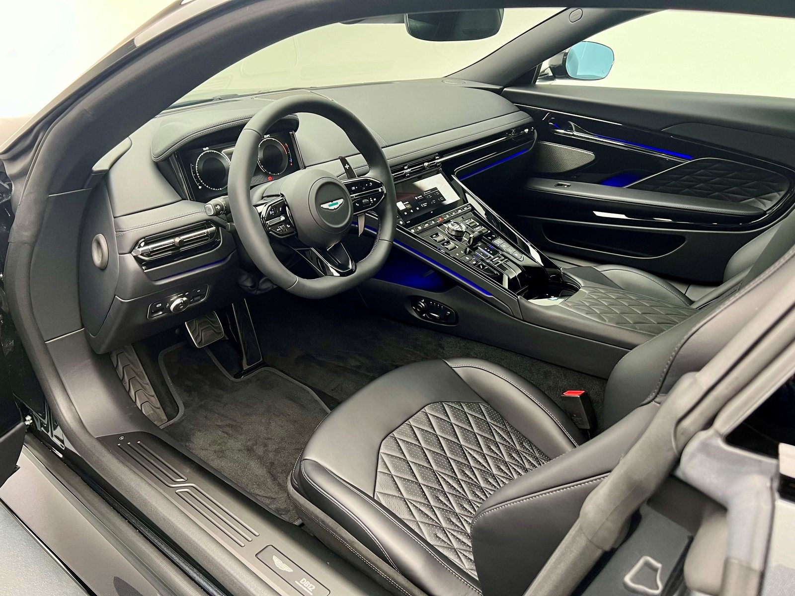 ASTON MARTIN DB12 Coupé 4.0 V8 Bi-Turbo, Petrol, New car, Automatic - 4