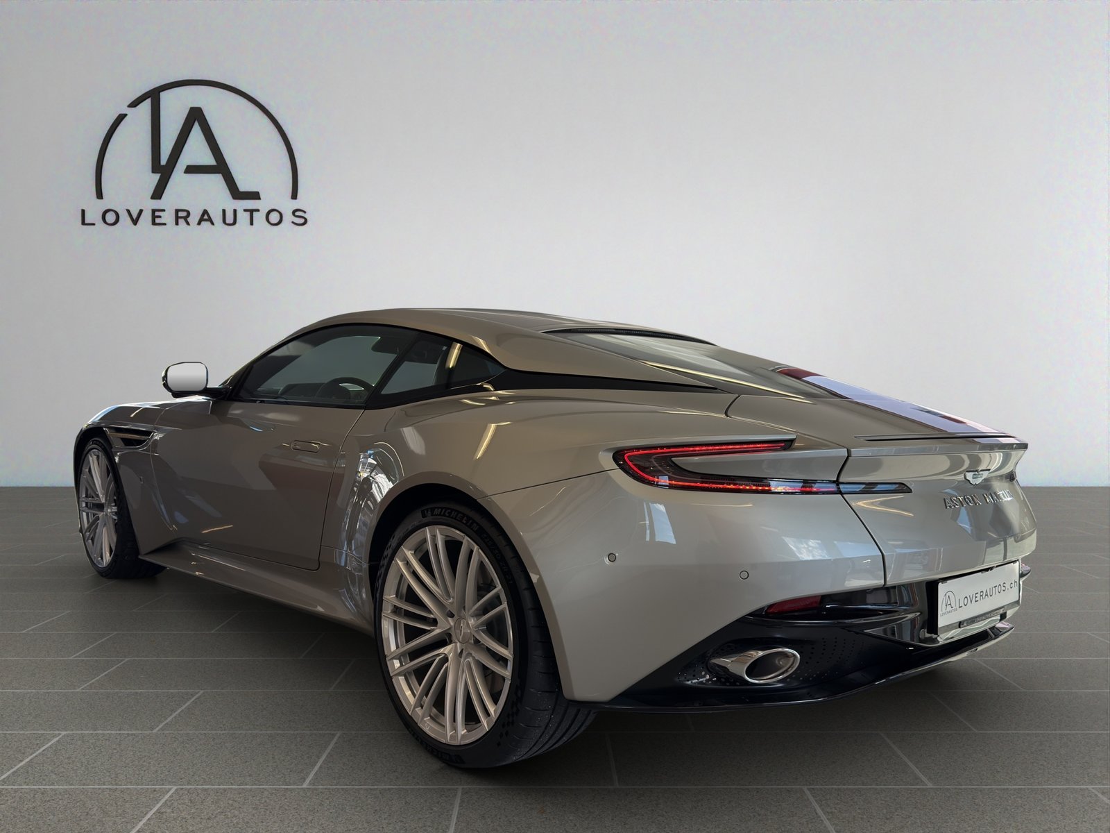 ASTON MARTIN DB12 4.0 V8 Bi-Turbo 1 of 60 Goldfinger Edition, Essence, Voiture nouvelle, Automatique - 5