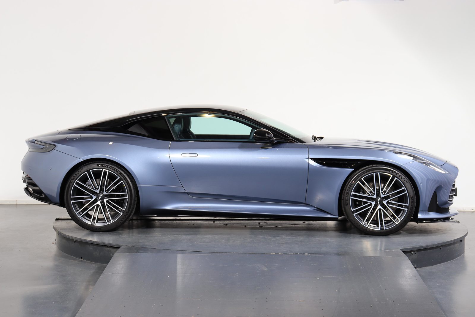ASTON MARTIN DB12 Coupé 4.0 V8 Bi-Turbo, Benzina, Auto dimostrativa, Automatico - 2