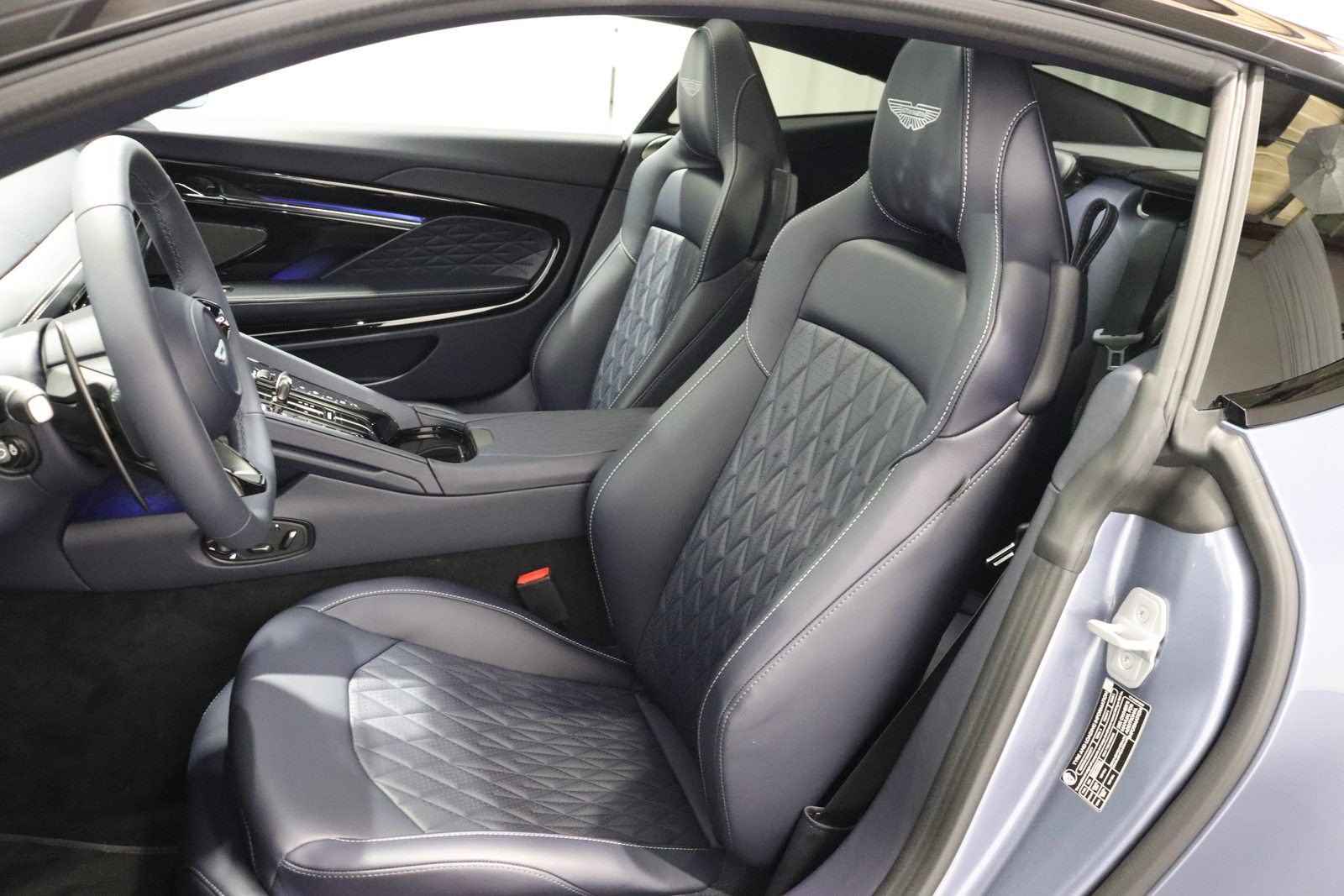 ASTON MARTIN DB12 Coupé 4.0 V8 Bi-Turbo, Benzina, Auto dimostrativa, Automatico - 4