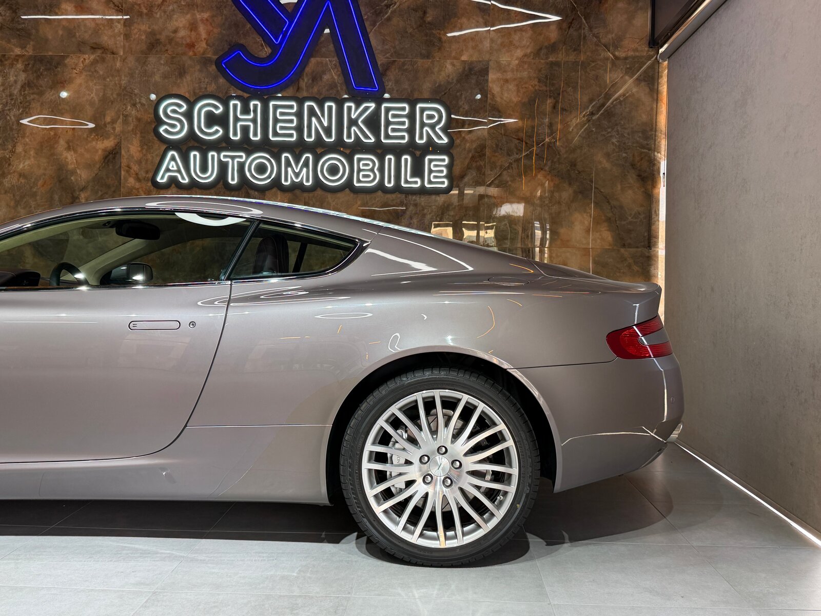 ASTON MARTIN DB9 Touchtronic 2, Benzin, Occasion / Gebraucht, Automatik - 7