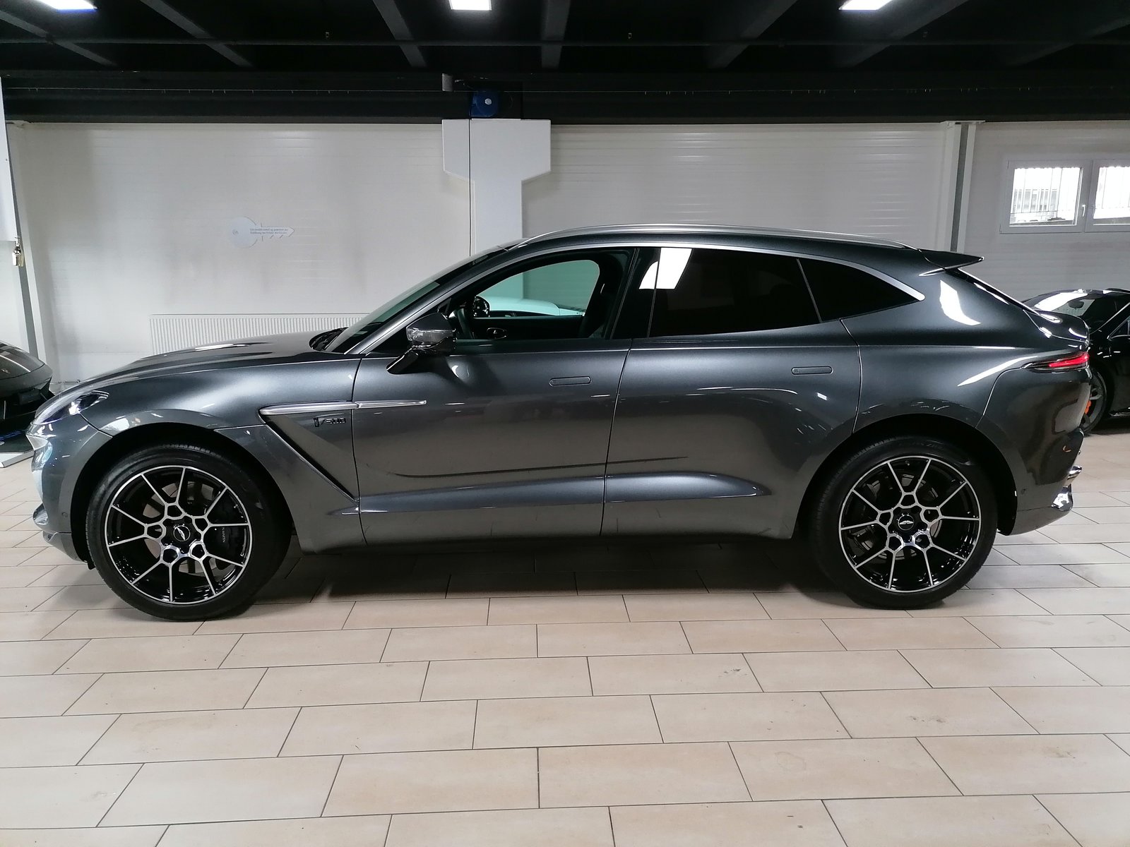 ASTON MARTIN DBX 4.0 V8 Bi-Turbo 1 of 500, Petrol, Second hand / Used, Automatic - 5