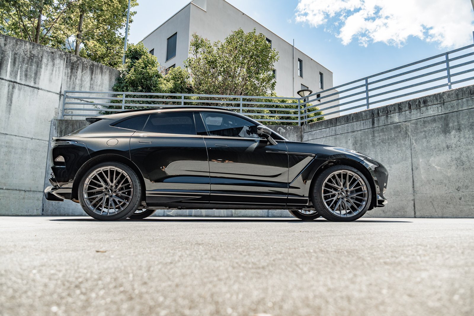 ASTON MARTIN DBX 707