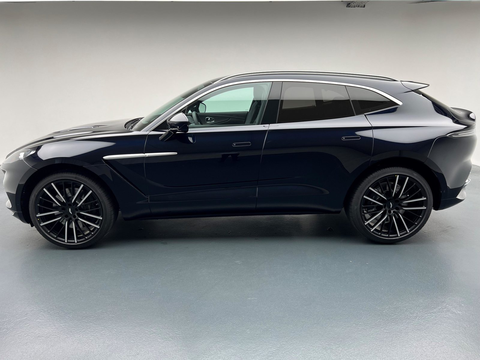 ASTON MARTIN DBX 4.0 V8 Bi-Turbo, Petrol, New car, Automatic - 2