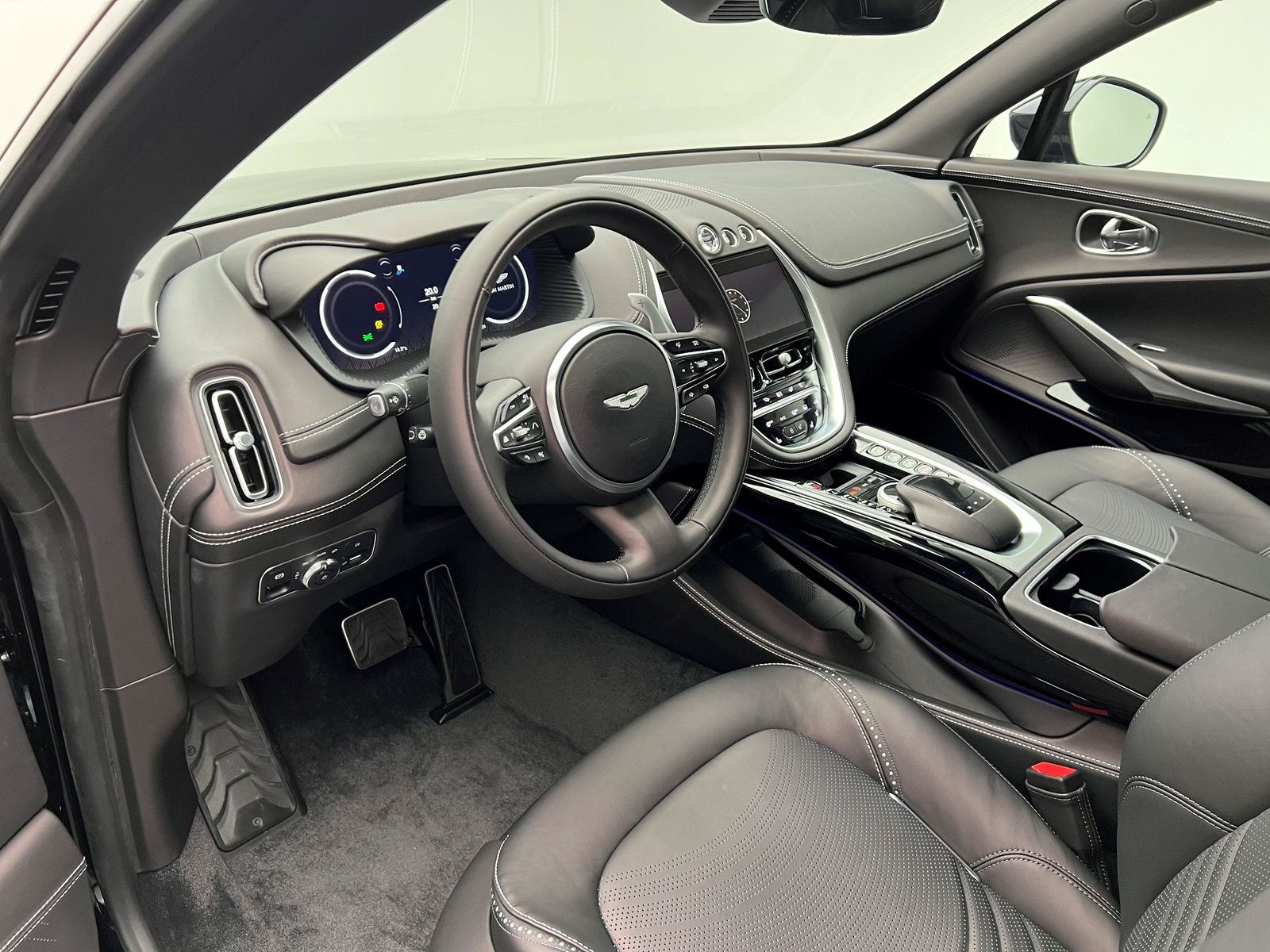ASTON MARTIN DBX 4.0 V8 Bi-Turbo, Petrol, New car, Automatic - 4