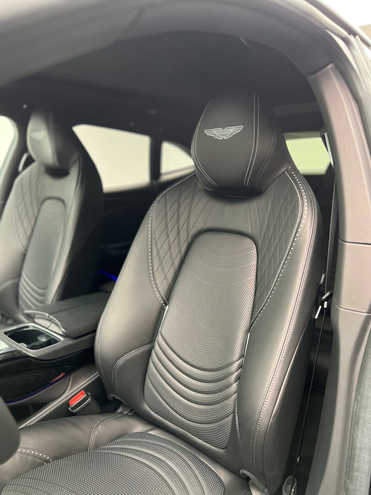 ASTON MARTIN DBX 4.0 V8 Bi-Turbo, Petrol, New car, Automatic - 6