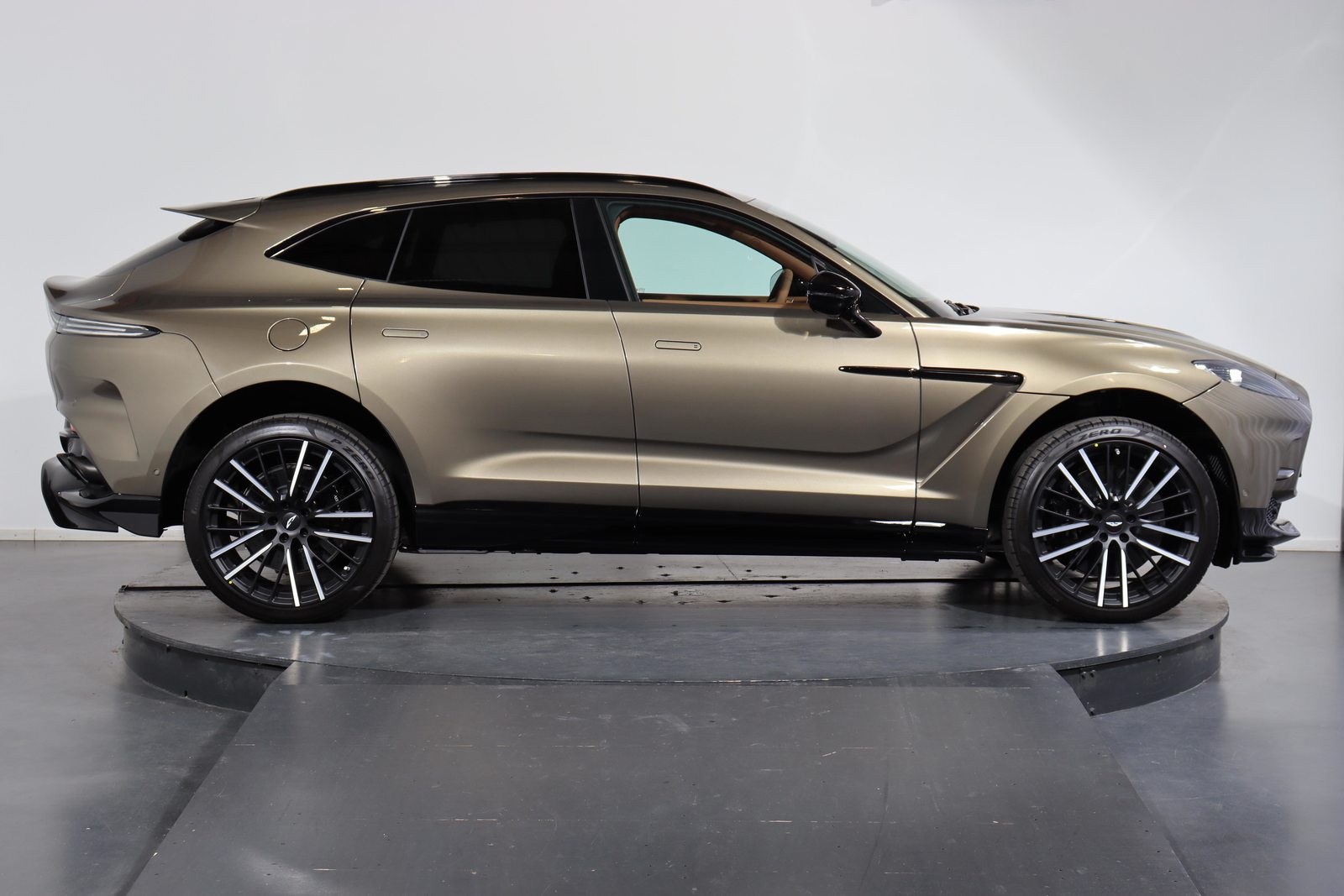 ASTON MARTIN DBX 707 4.0 V8 Bi-Turbo, Petrol, New car, Automatic - 2