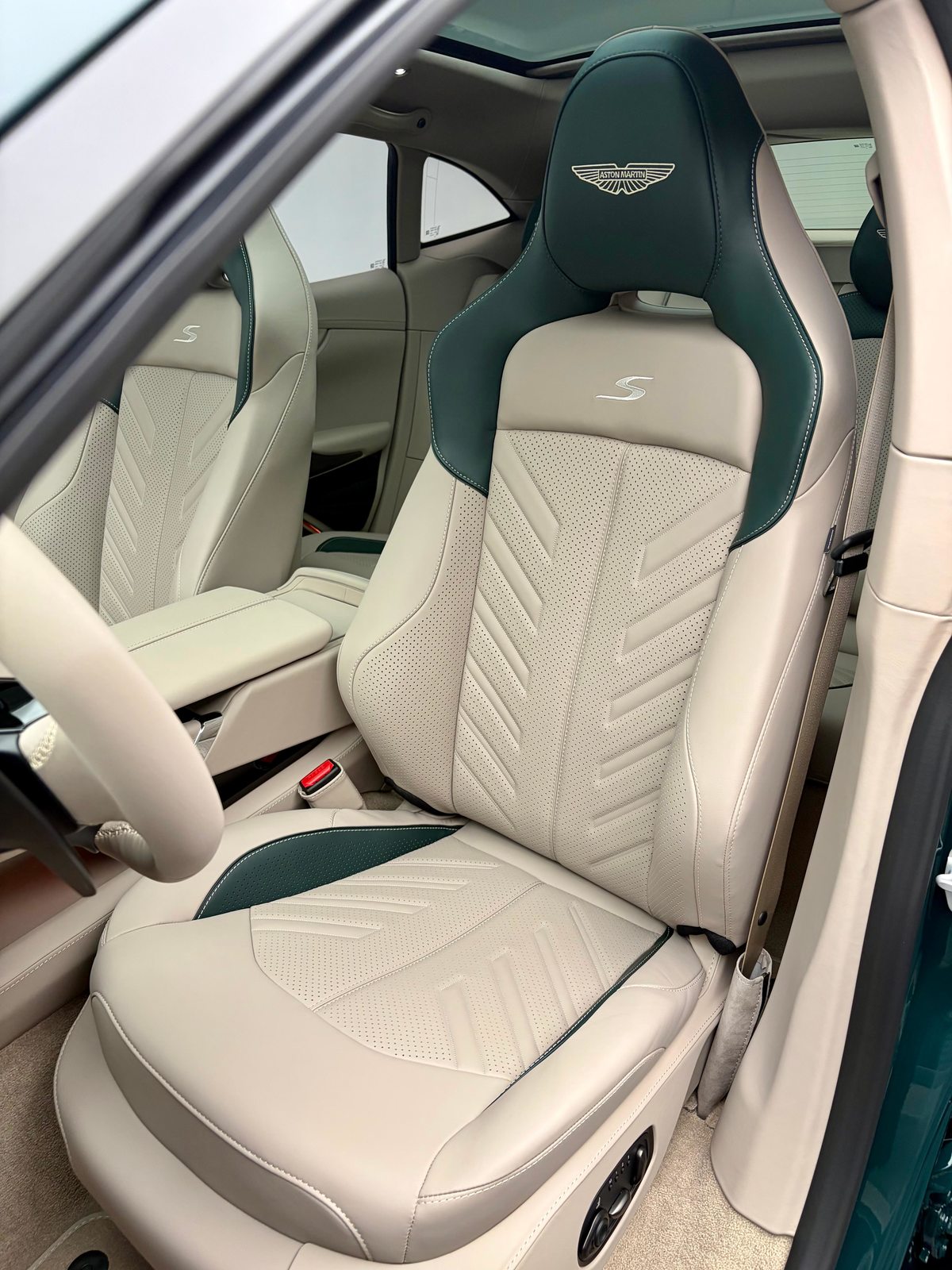 ASTON MARTIN DBX S 4.0 V8 Bi-Turbo (Q - Bronze Styling Pack), Petrol, New car, Automatic - 4