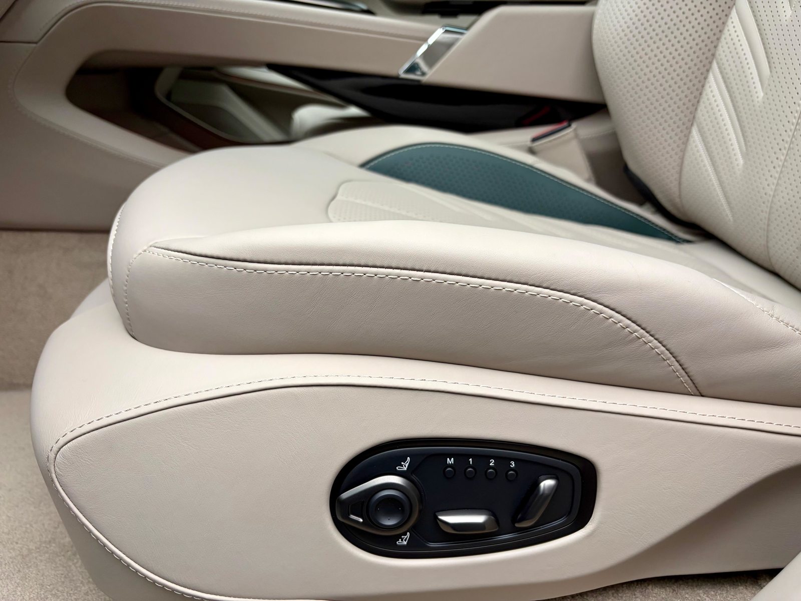 ASTON MARTIN DBX S 4.0 V8 Bi-Turbo (Q - Bronze Styling Pack), Petrol, New car, Automatic - 7