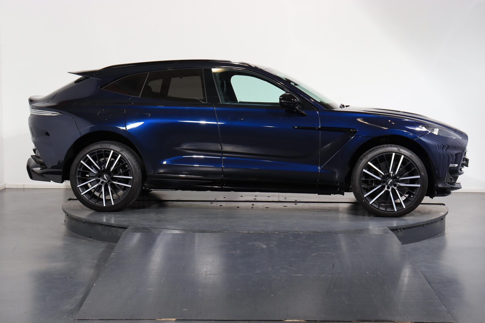 ASTON MARTIN DBX 707 4.0 V8 Bi-Turbo, Essence, Voiture nouvelle, Automatique - 2