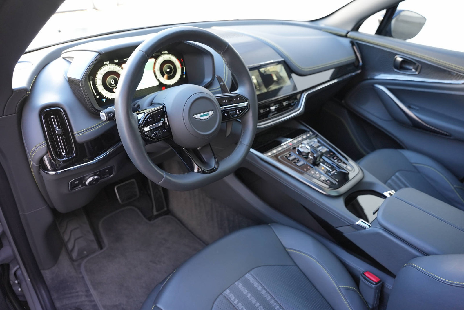 ASTON MARTIN DBX 707 MY2025, Essence, Occasion / Utilisé, Automatique - 7