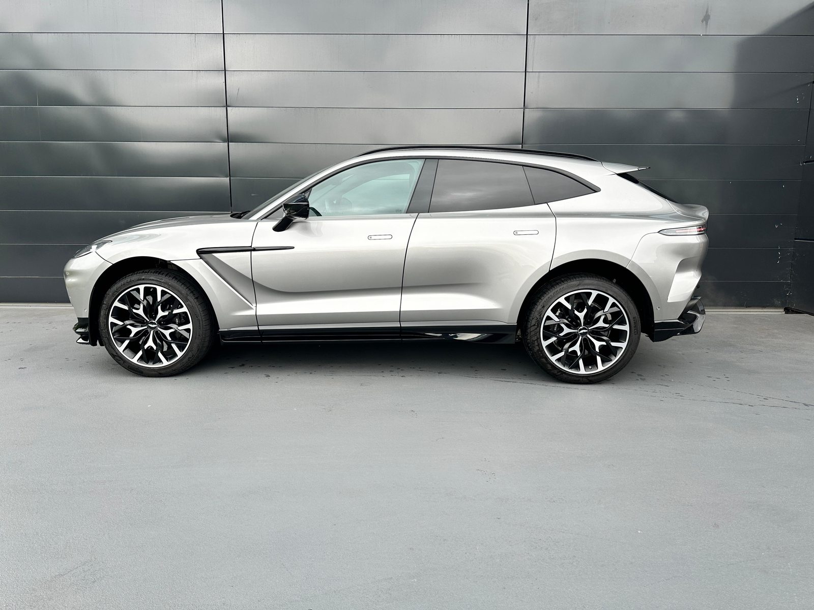 ASTON MARTIN DBX 707 4.0 V8 Bi-Turbo, Benzina, Occasioni / Usate, Automatico - 2
