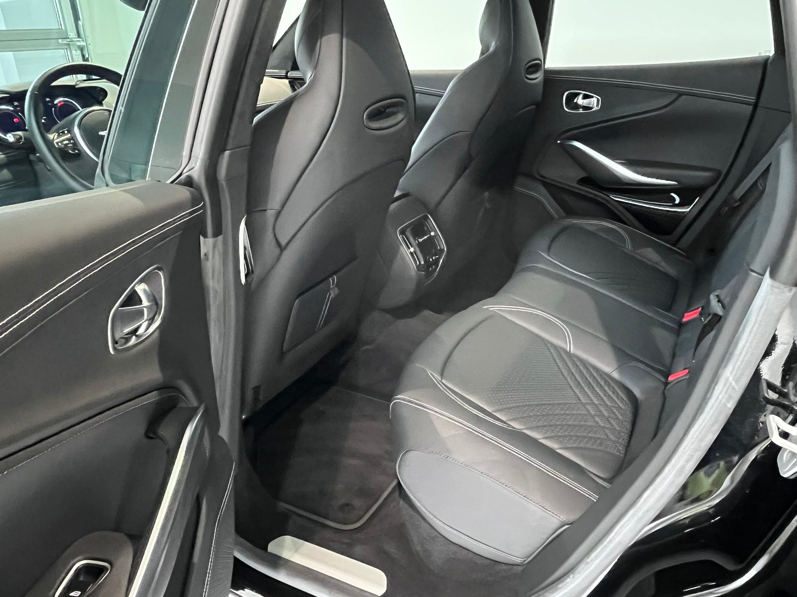 ASTON MARTIN DBX 4.0 V8, Essence, Occasion / Utilisé, Automatique - 7